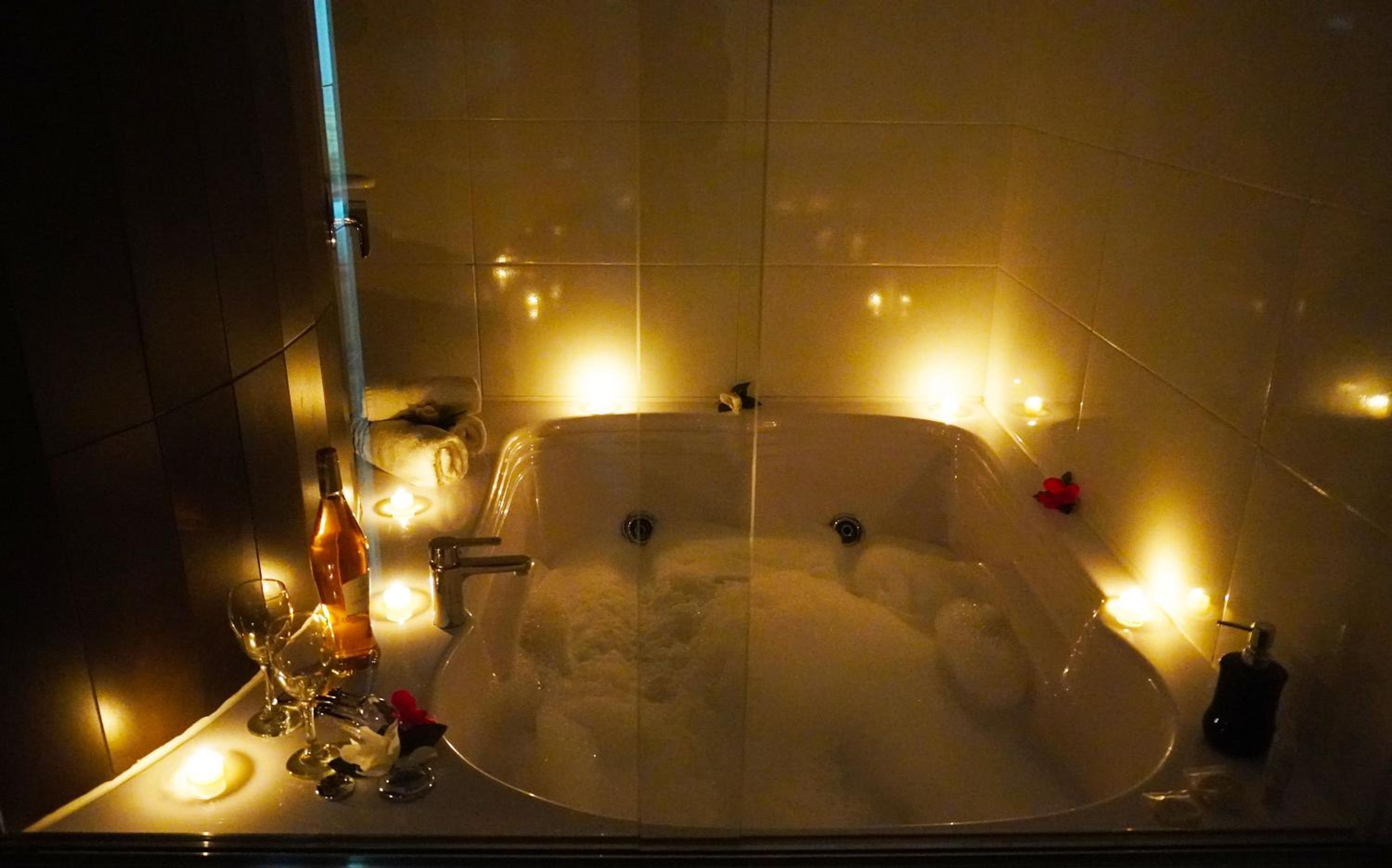 Suite with Hot Tub photo 3