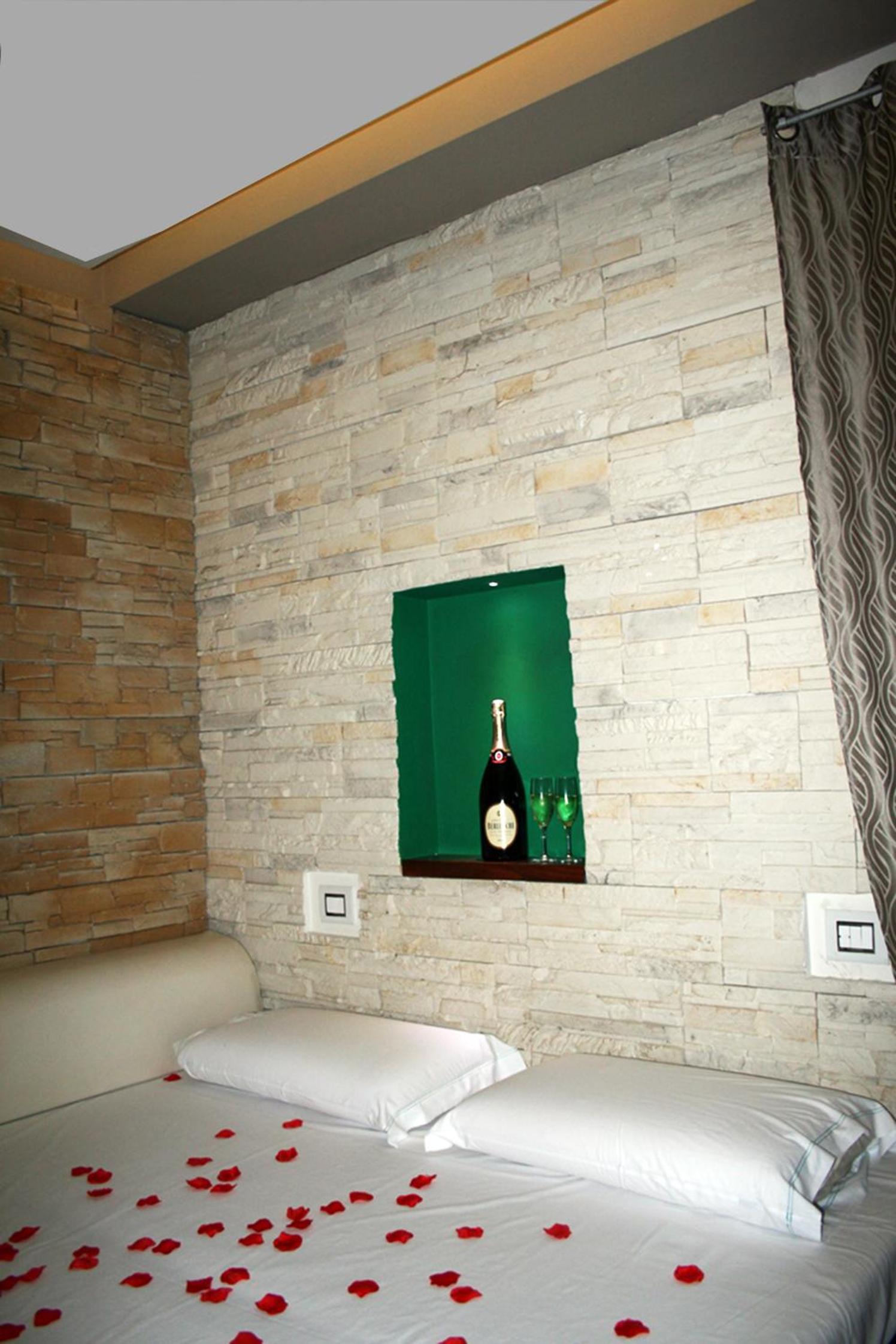 King Room with Spa Bath - Photo 3