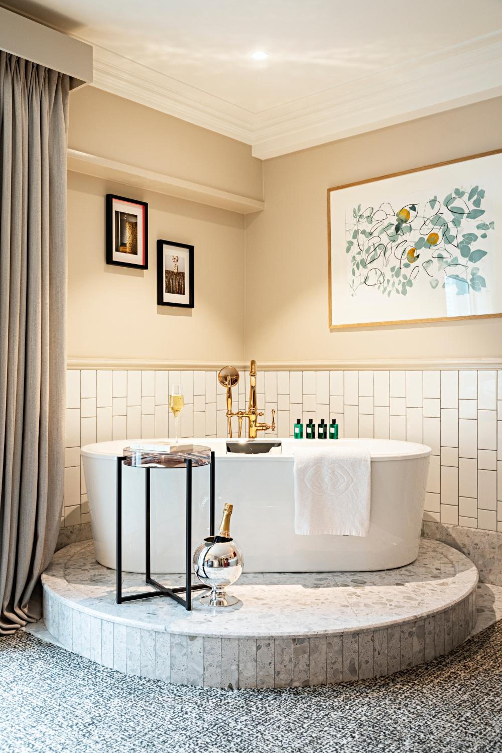 Suite Lune de Miel avec Lit Rond, Baignoire et Coin Salon – Vue sur Grand Boulevard Suite Lune de Miel avec Lit Rond, Baignoire et Coin Salon – Vue sur Grand Boulevard