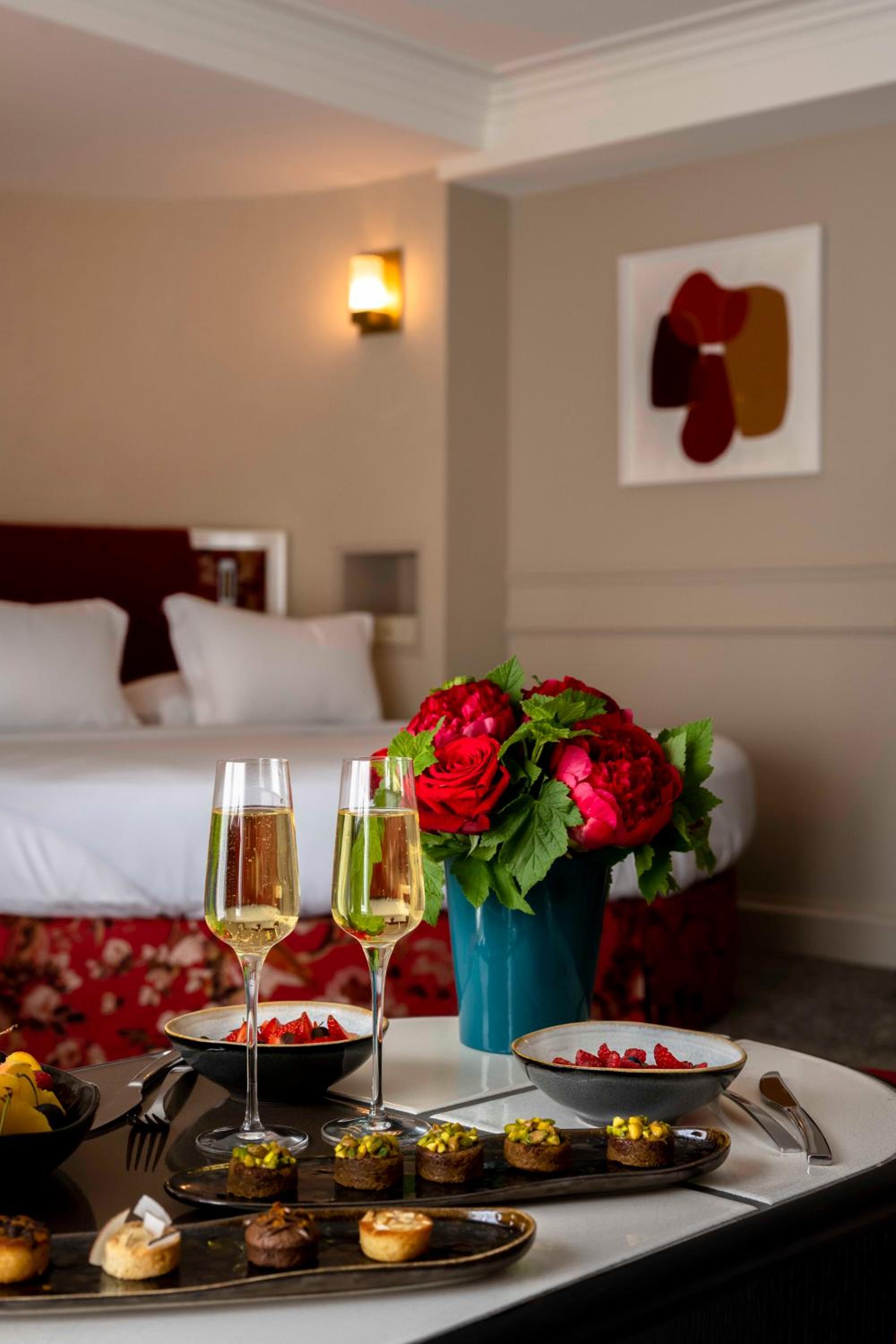 Honeymoon Suite with Round bed/Bathtub/Lounge Area - Grand Boulevard View photo 1