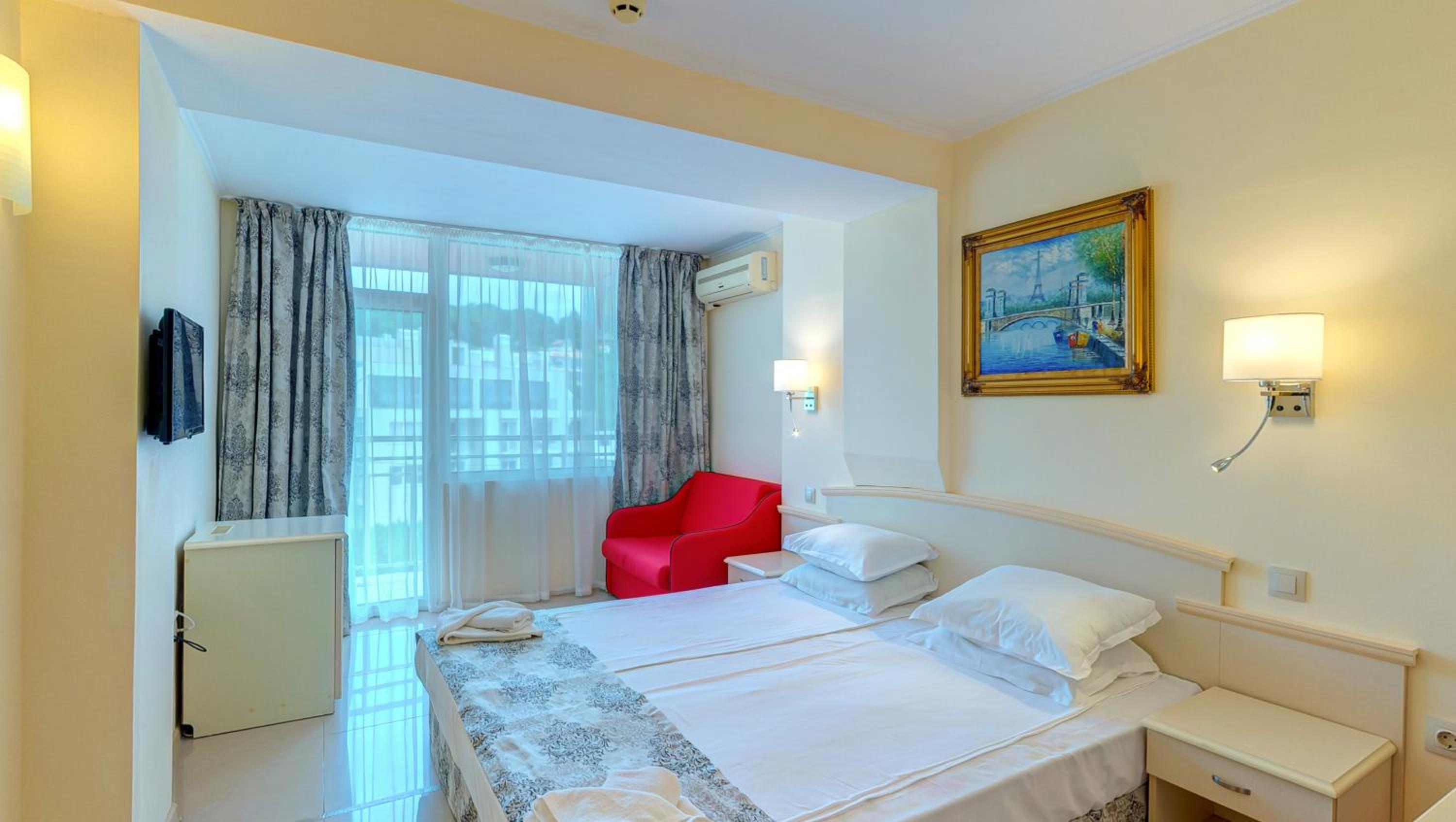 Double or Twin Room with Balcony (2 Adults + 1 Child) with Free Parking photo 1