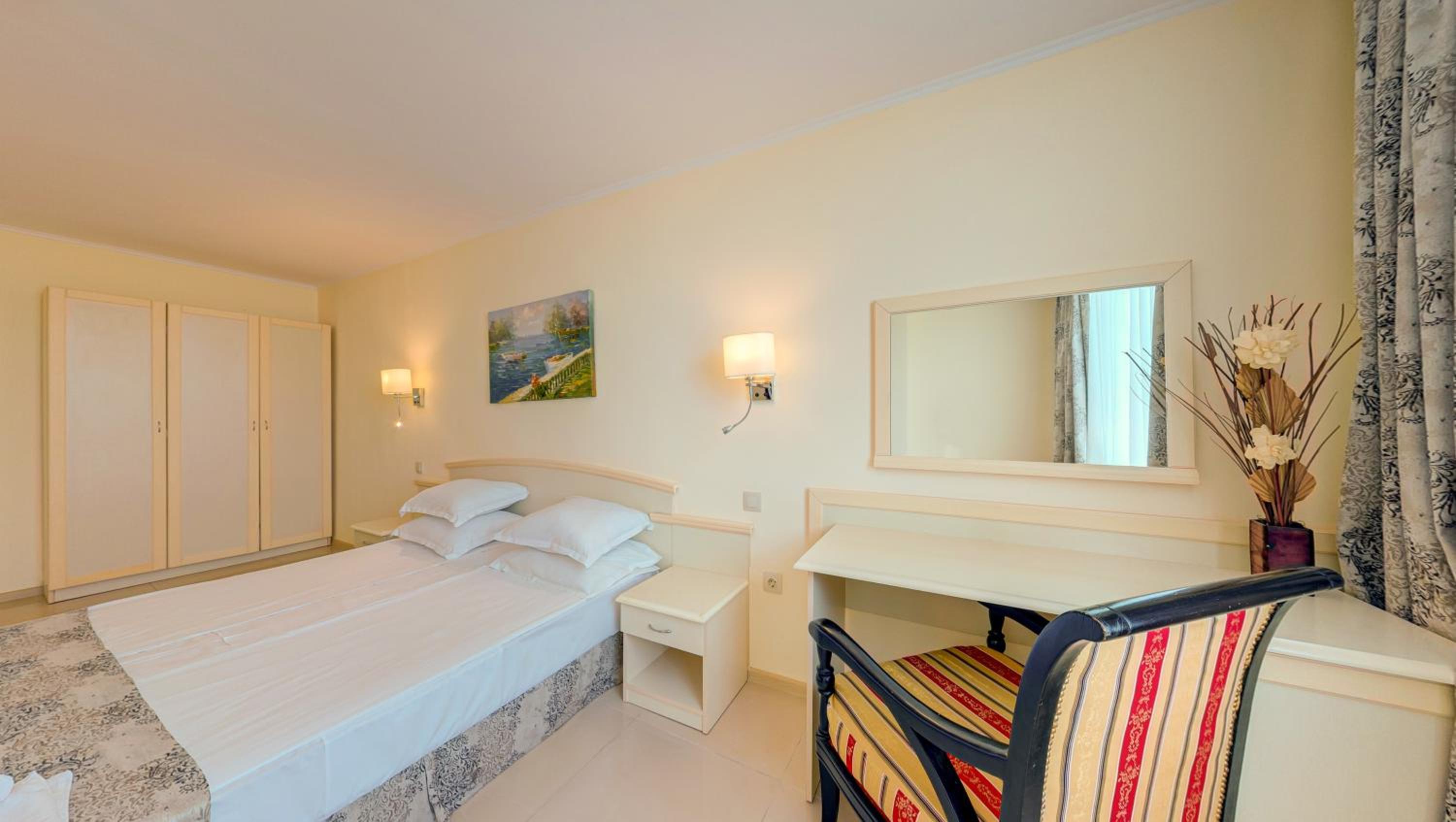One-Bedroom Apartment with Free Parking photo 3