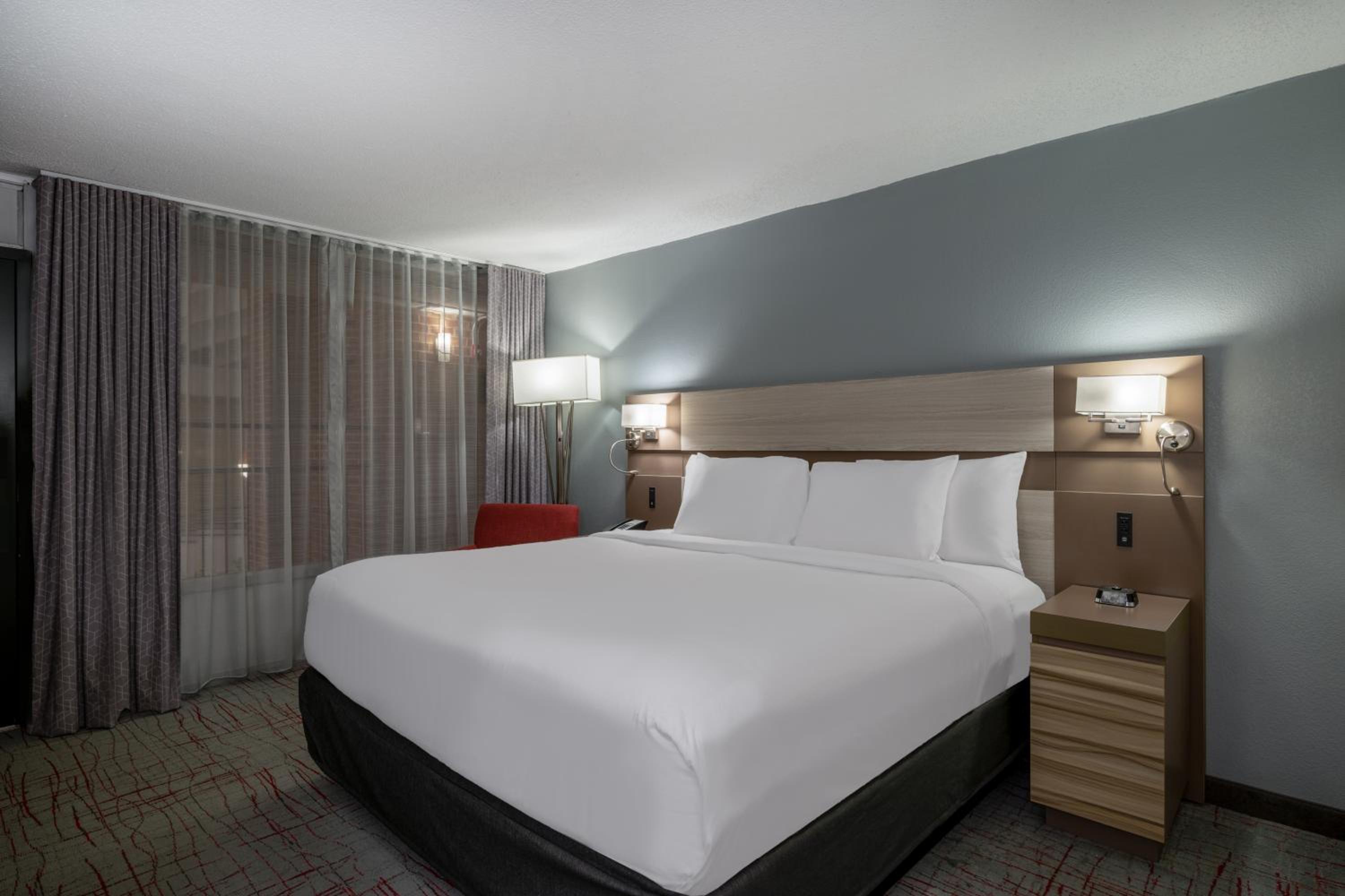 King Suite with Mobility Access and Roll-In Shower, Non-Smoking photo 3