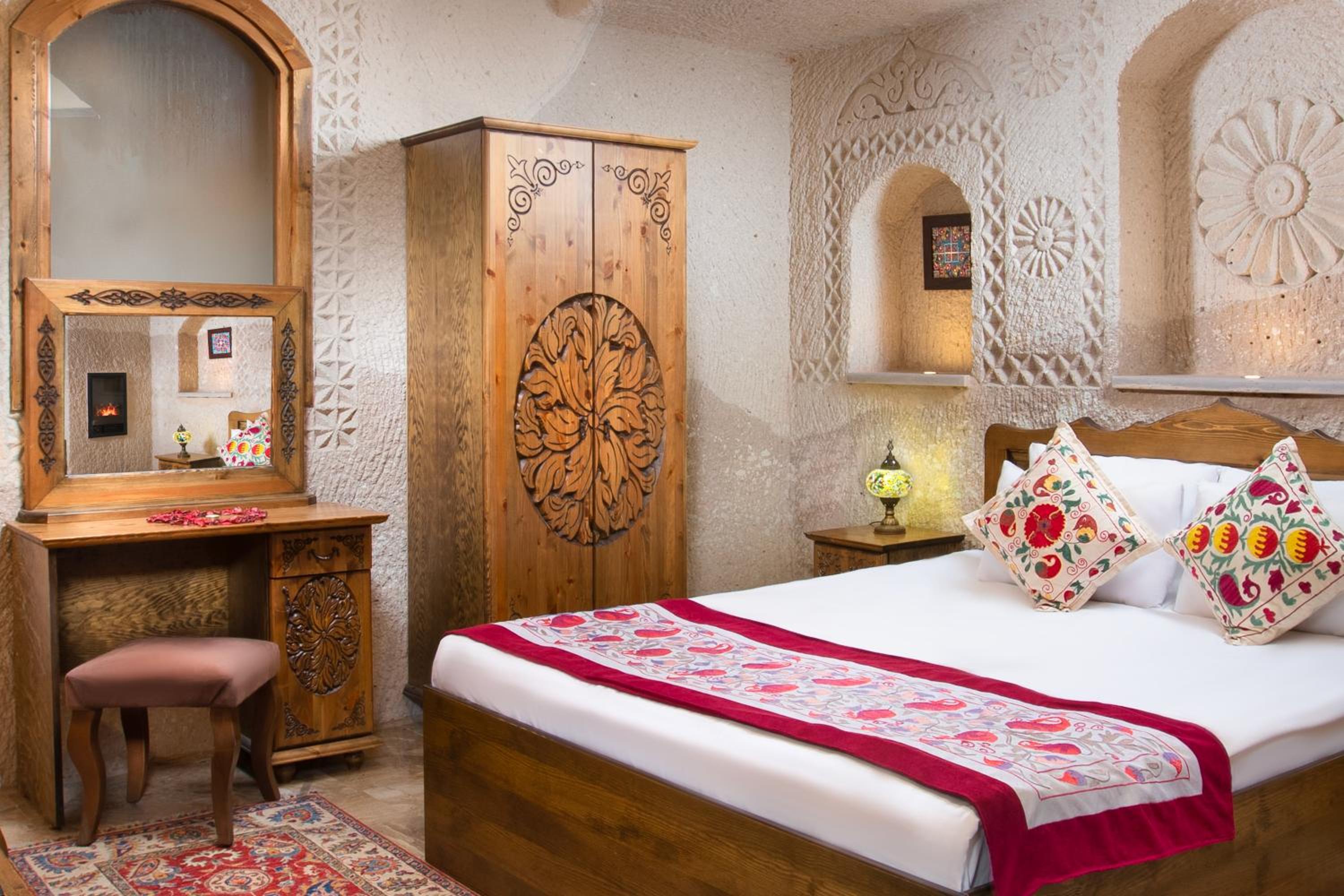 Royal Cave Suite with Jakuzzi photo 3