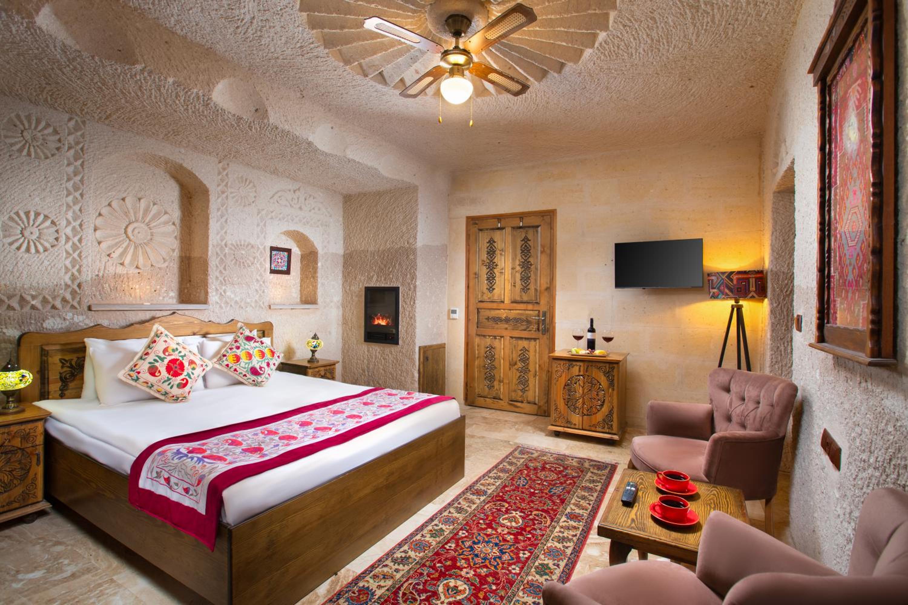 Royal Cave Suite with Jakuzzi photo 1