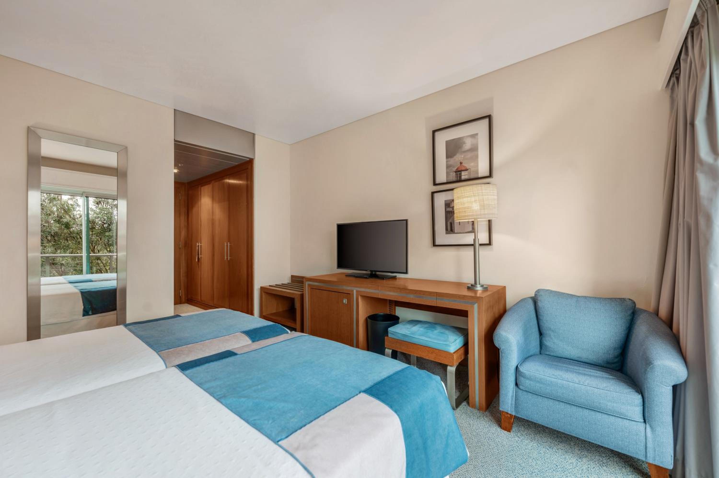 Twin Room with Garden View - Photo 4