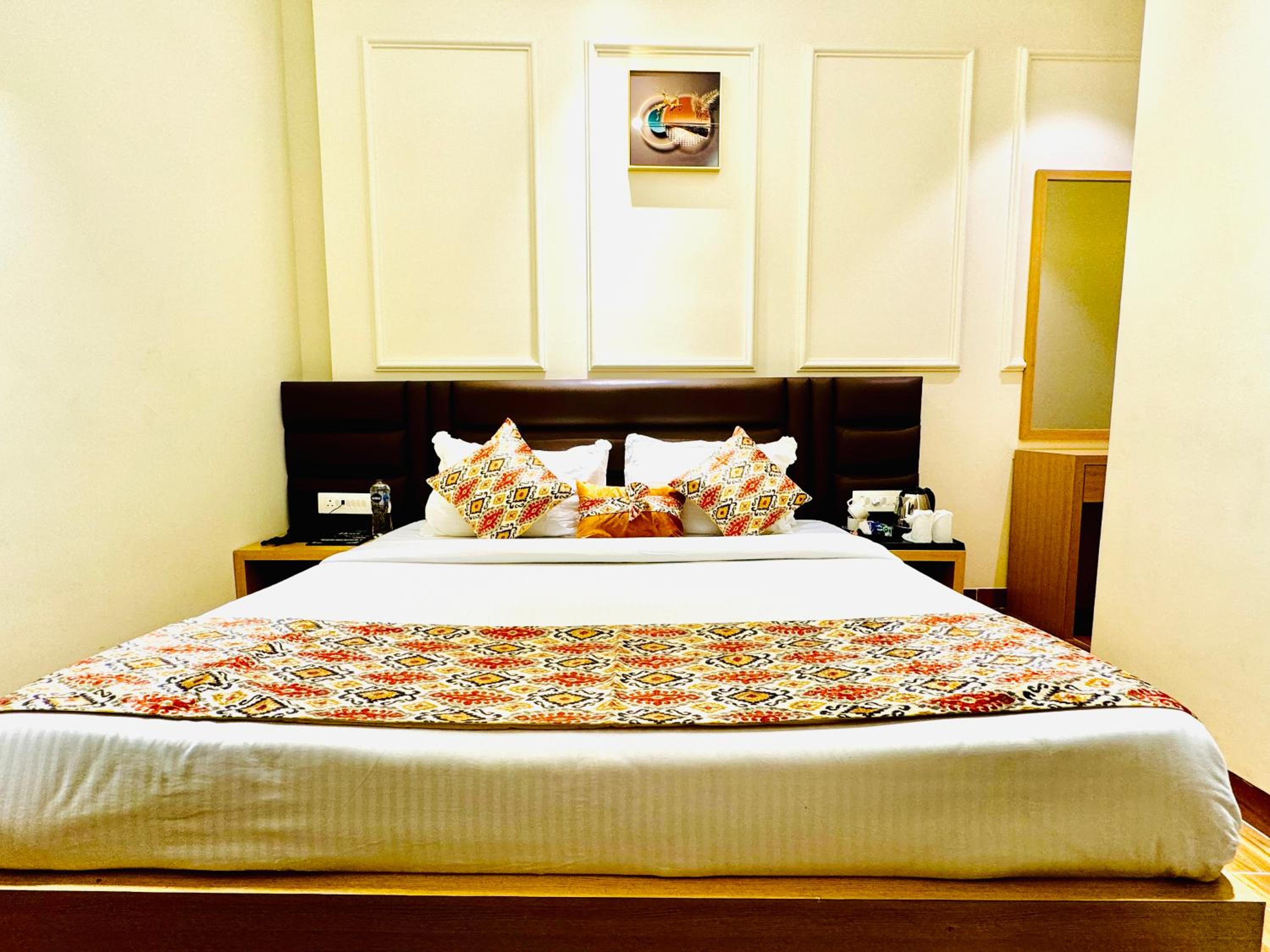 Deluxe Queen Suite photo 3
