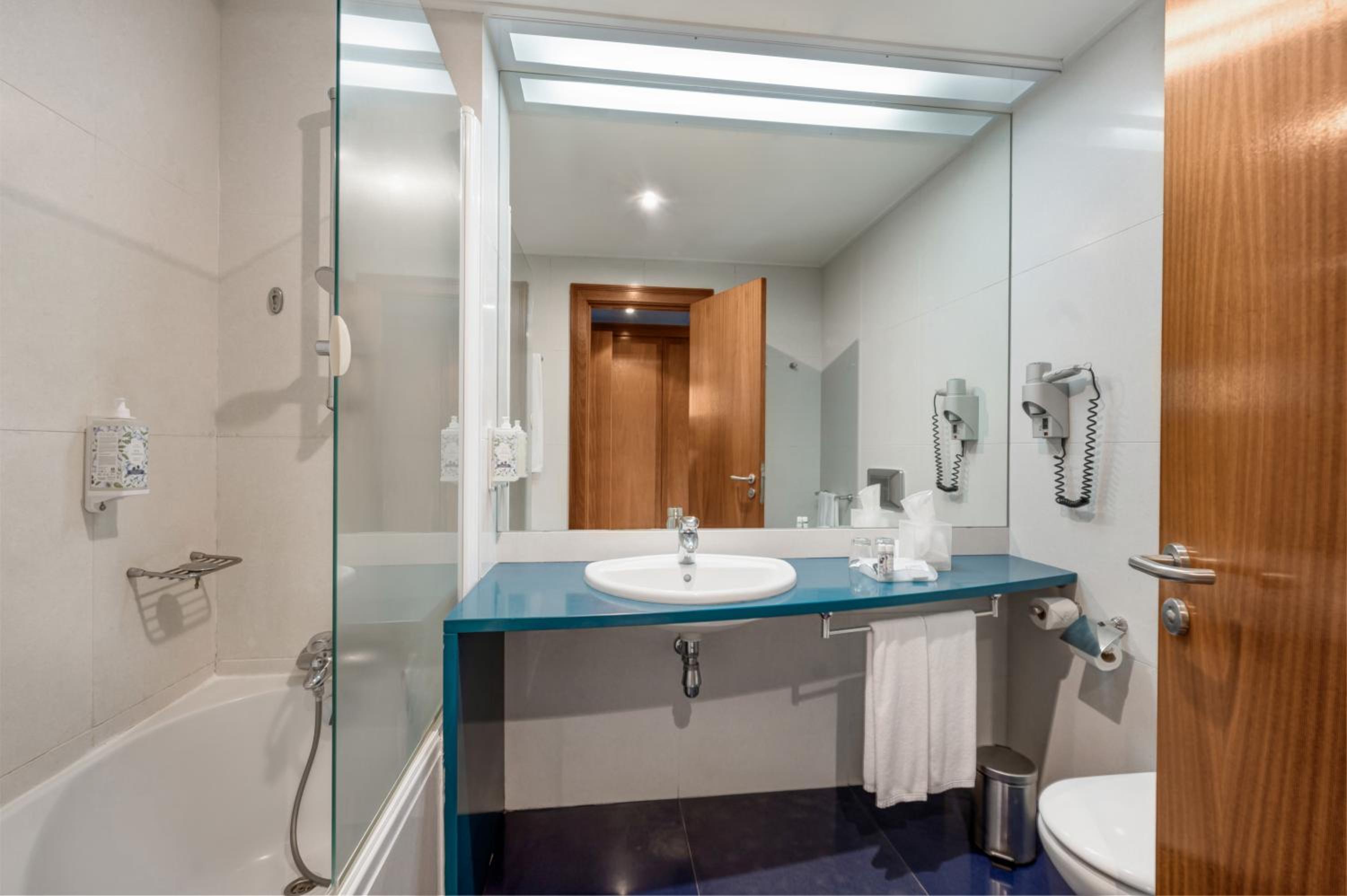 Double Room with Sea View - Photo 10