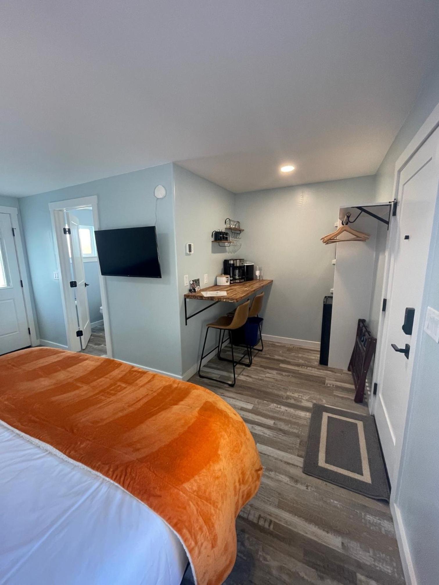 Deluxe King Room - Photo 2