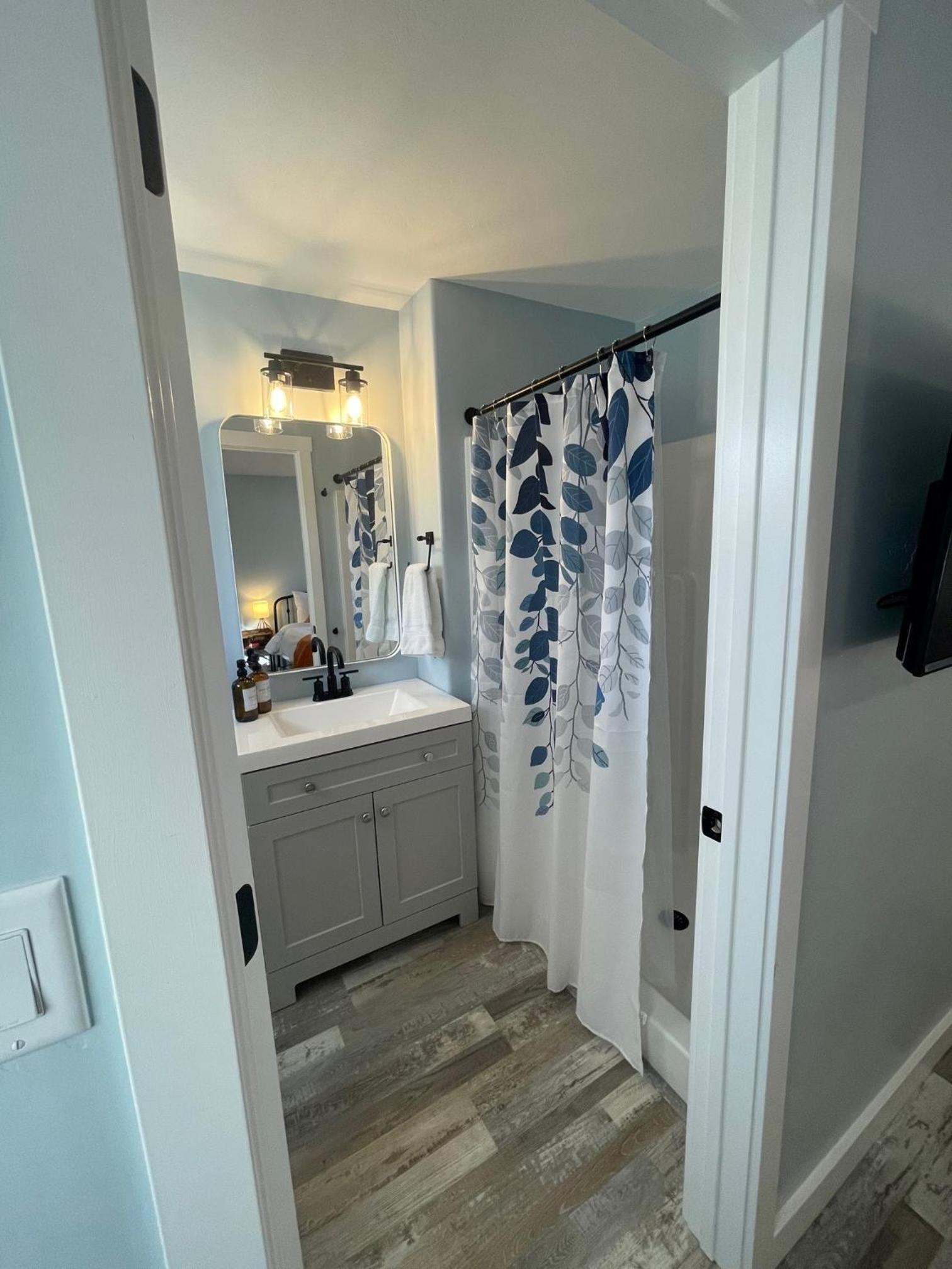 Deluxe King Room - Photo 10