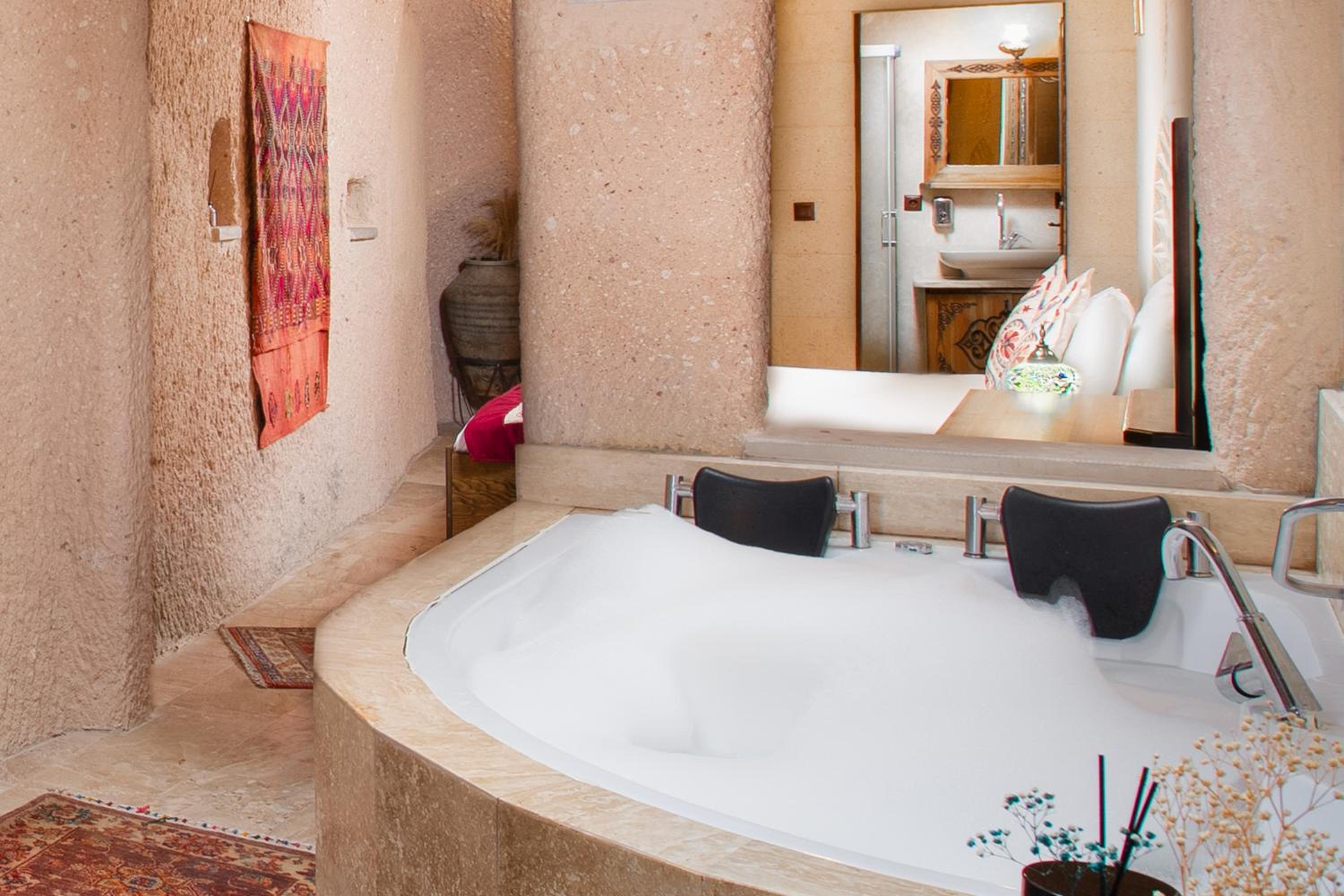 Executive Cave Suite with jacuzzi - Photo 3