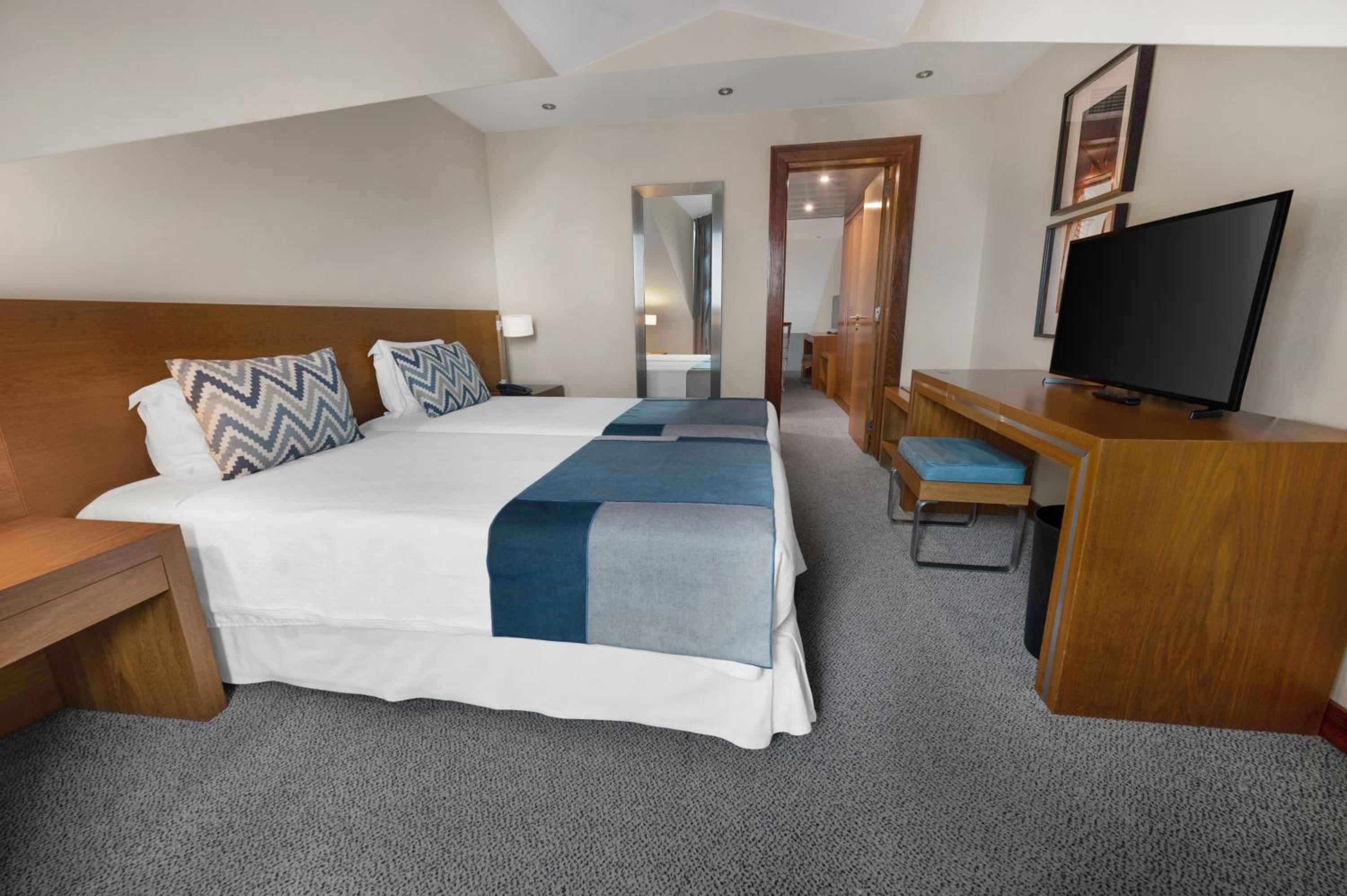 Twin Family Suite with Sea View - Photo 11