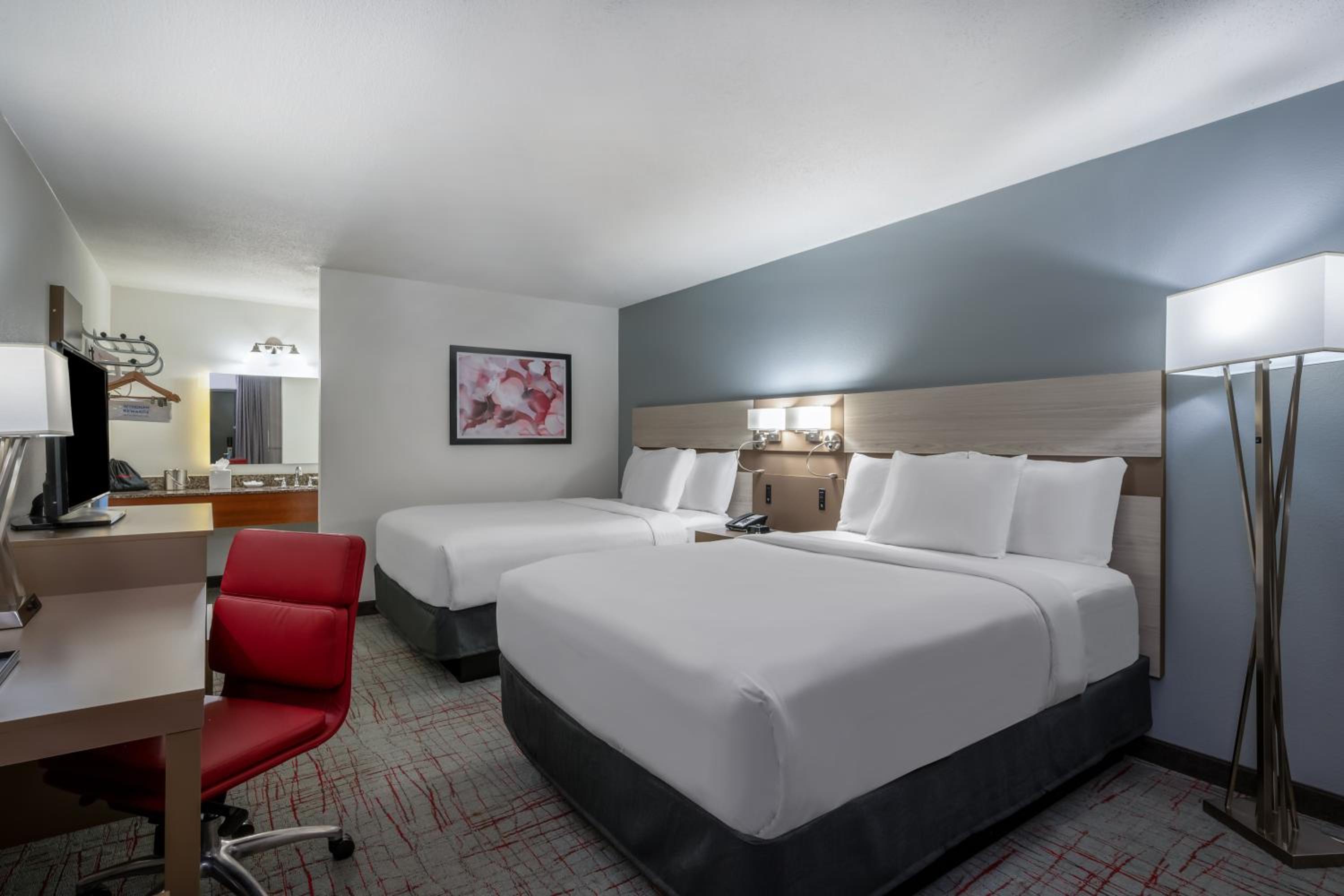 Queen Room with Two Queen Beds - Non-Smoking photo 1