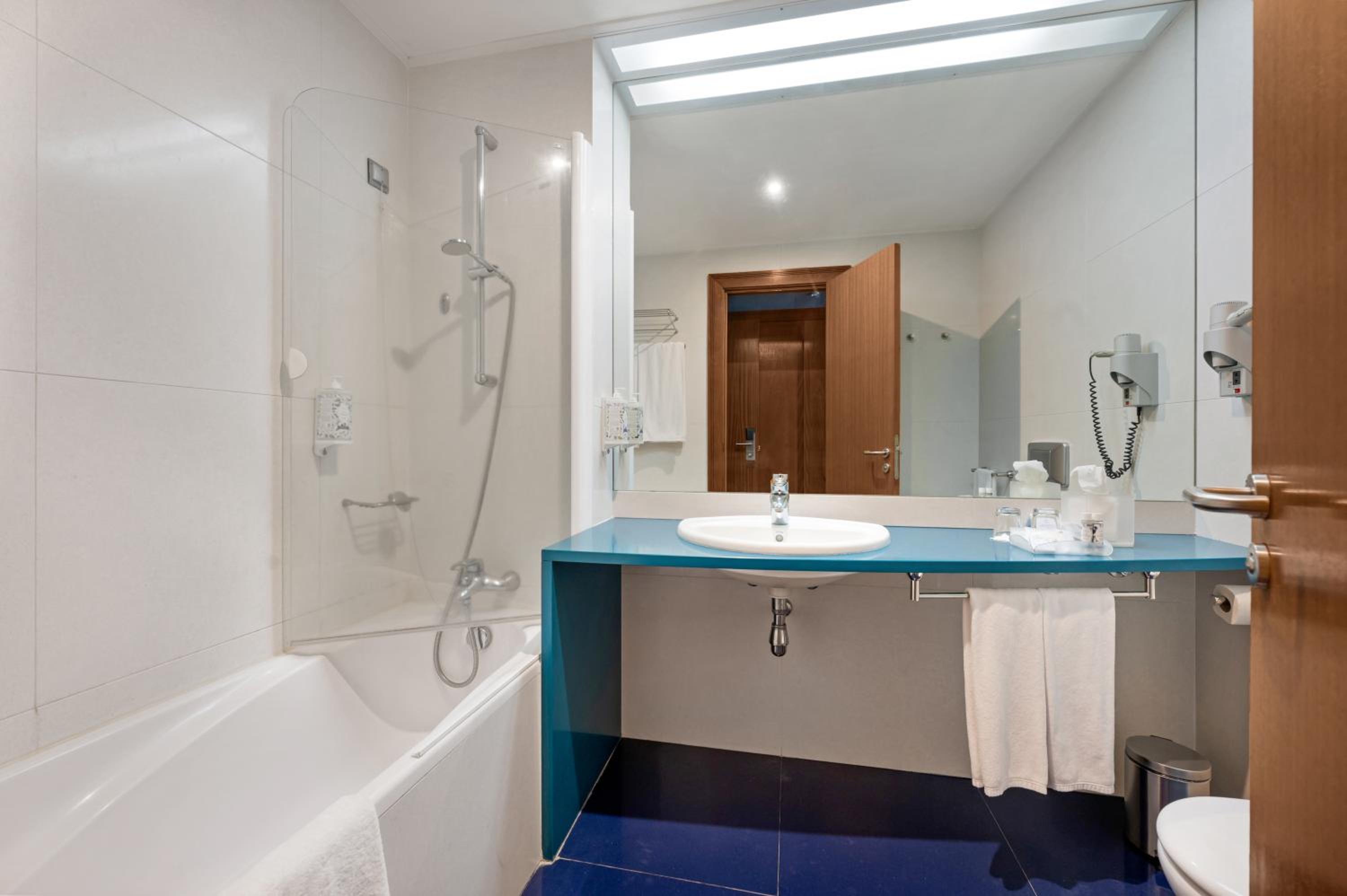 Twin Junior Suite with Garden View - Photo 9