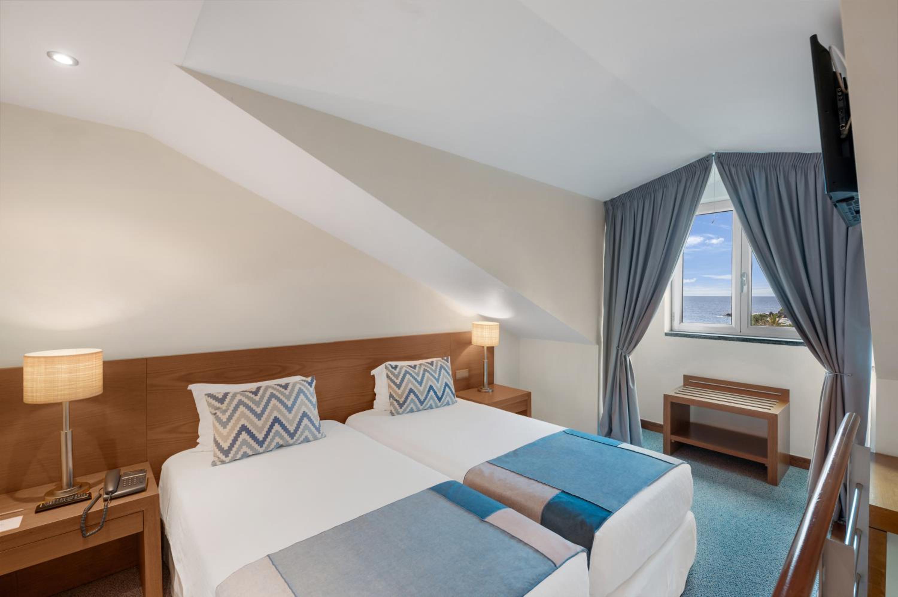 Twin Junior Suite with Garden View - Photo 8