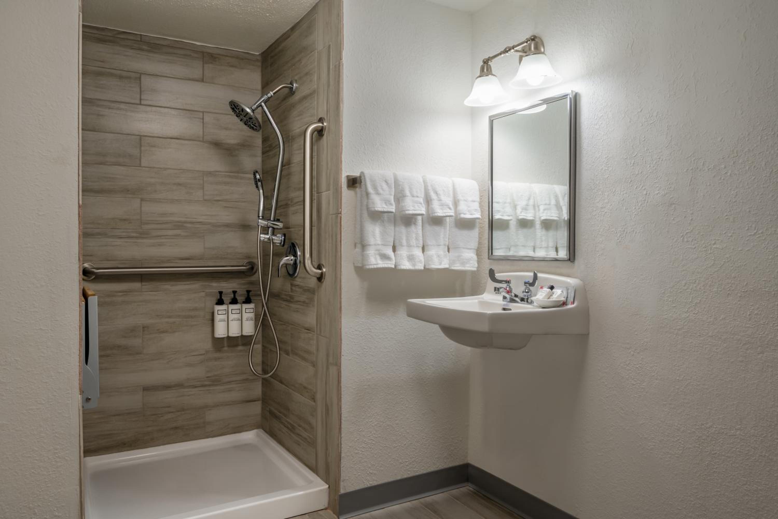 Queen Room with Two Queen Beds, Mobility Access and Roll-In Shower, Non-Smoking photo 3