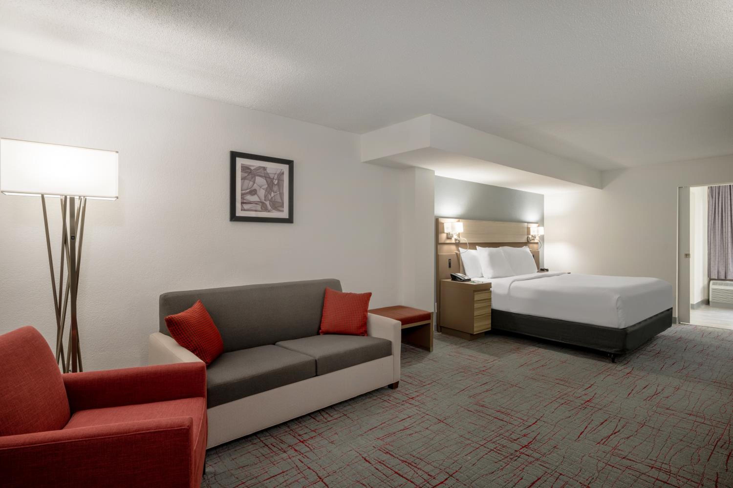 King Suite with Mobility Access and Roll-In Shower, Non-Smoking photo 2