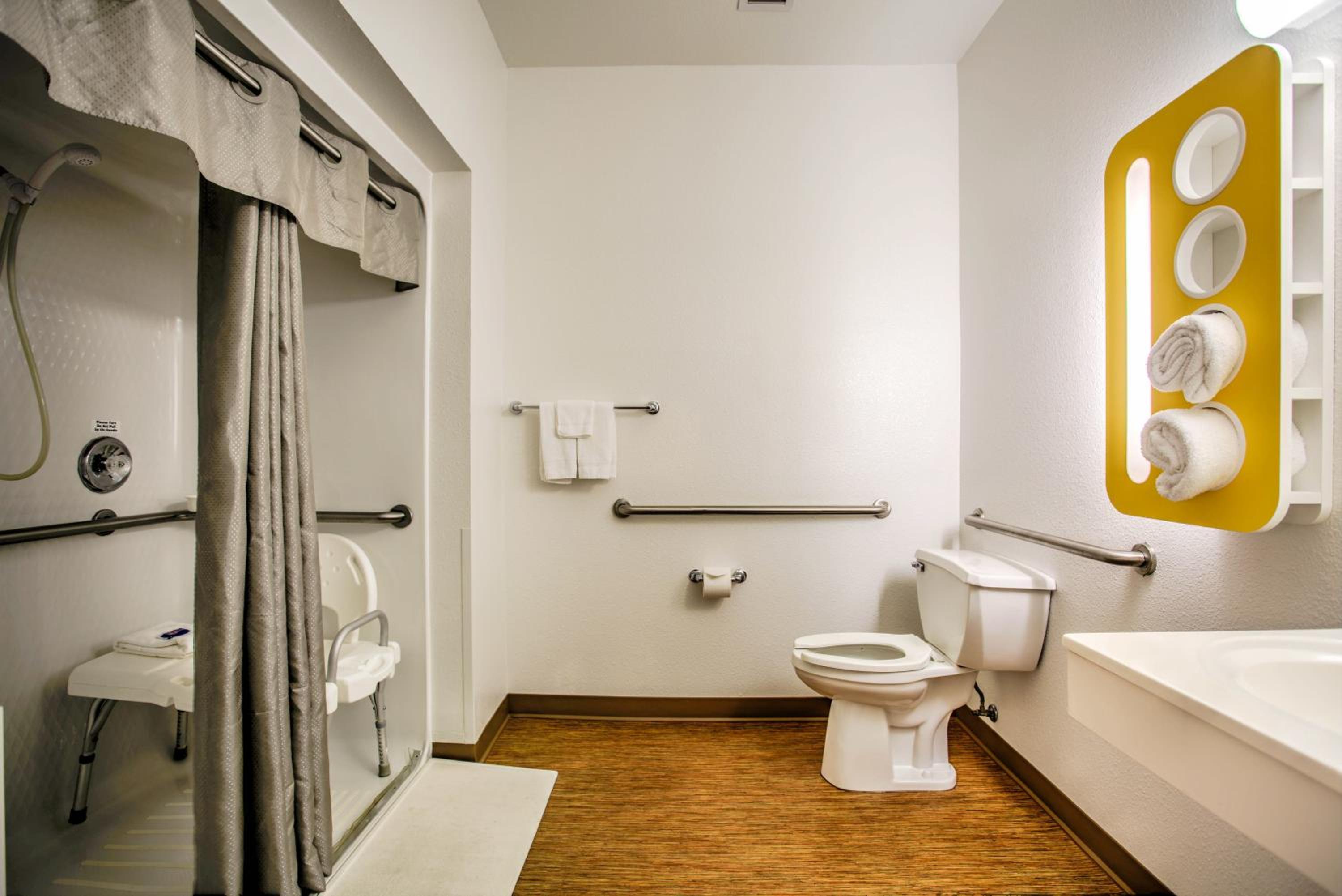 1 Queen Bed | Mob Acc RI Shwr Nsmk Minifridge - Photo 4