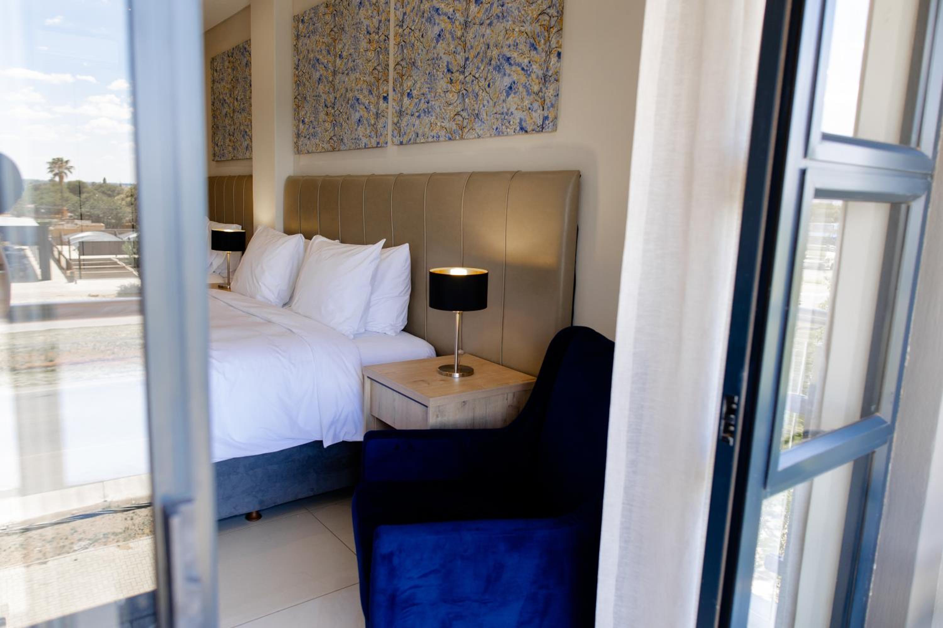 Queen Room with Balcony photo 2