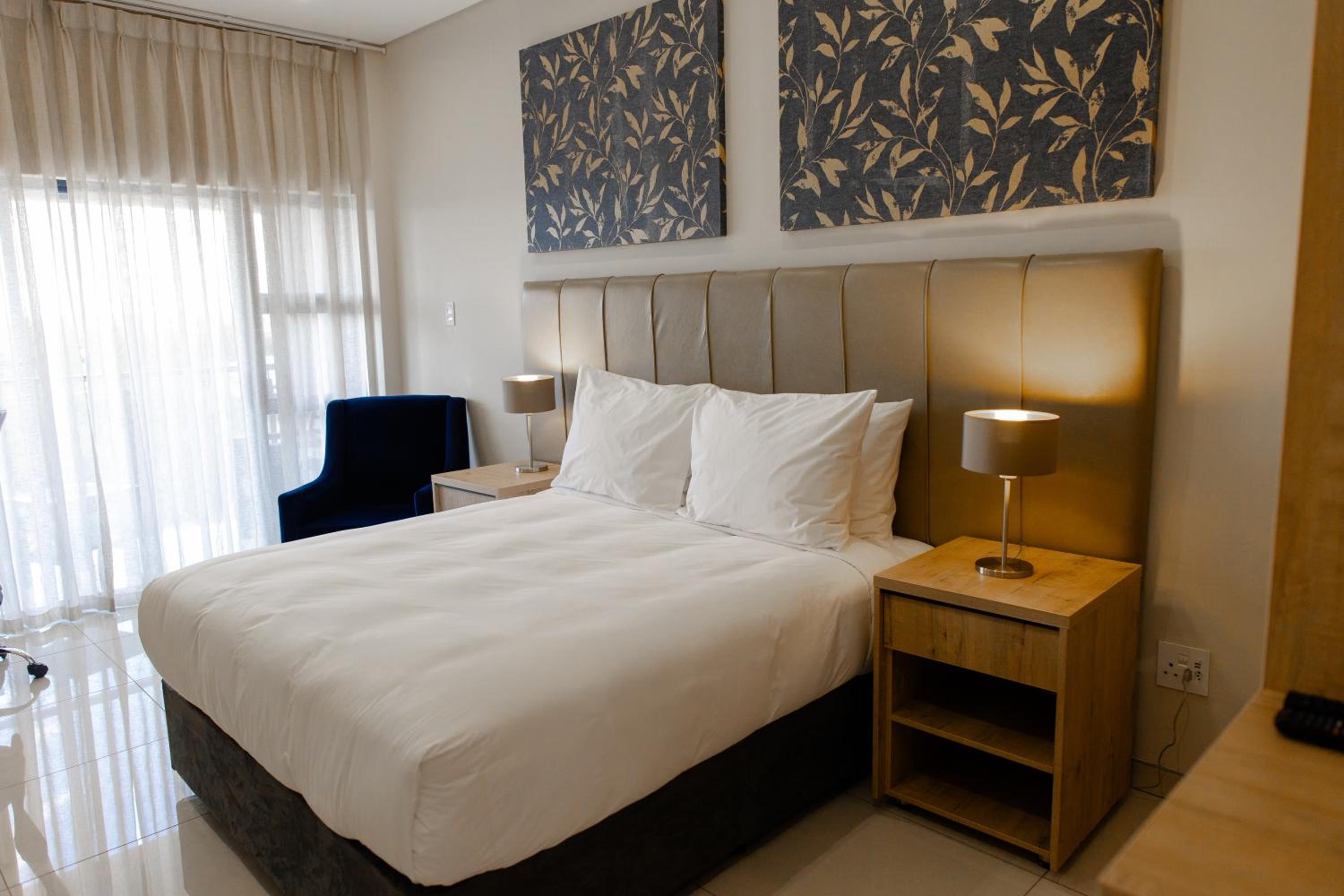 Queen Room with Balcony photo 1