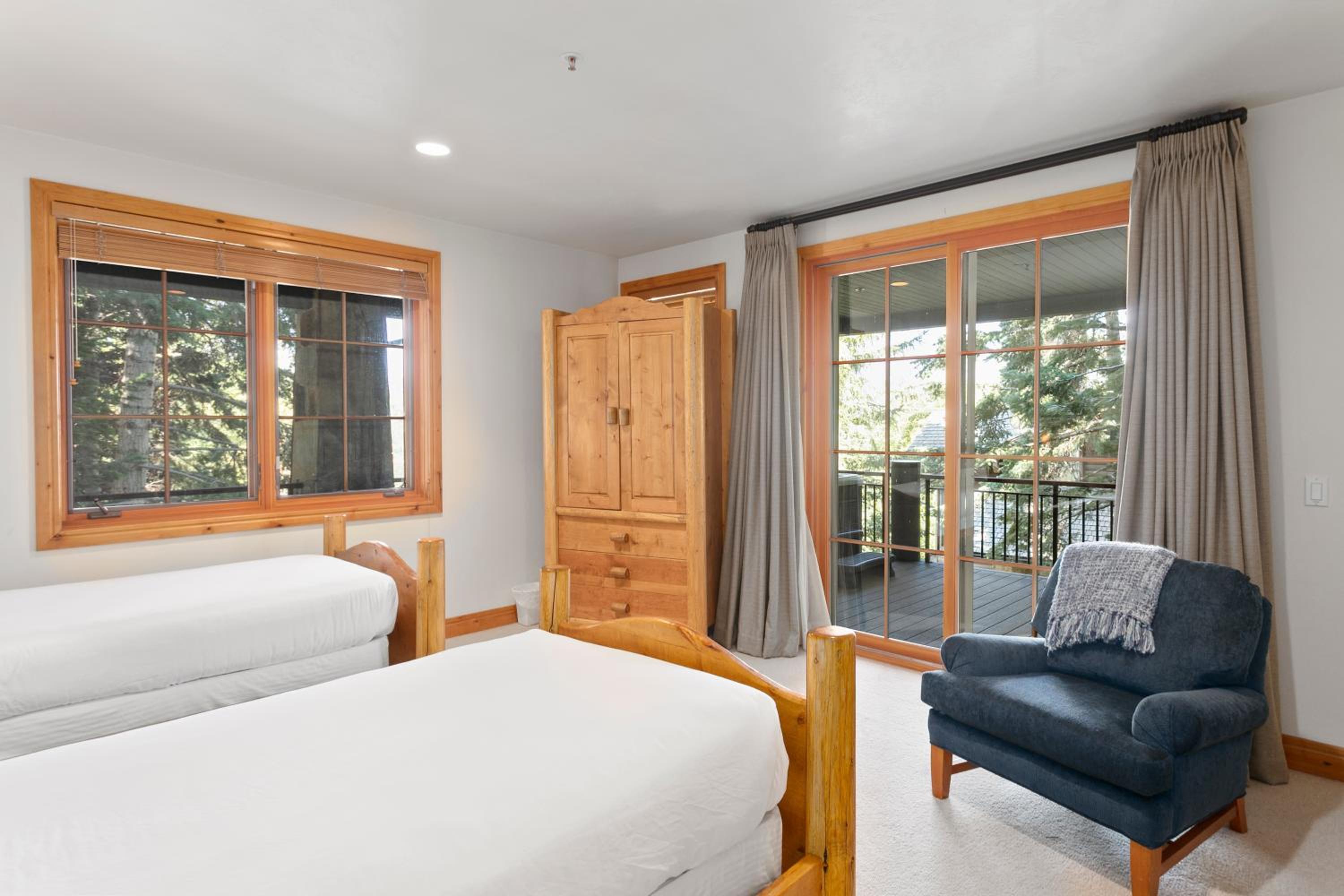 Six-Bedroom House photo 1
