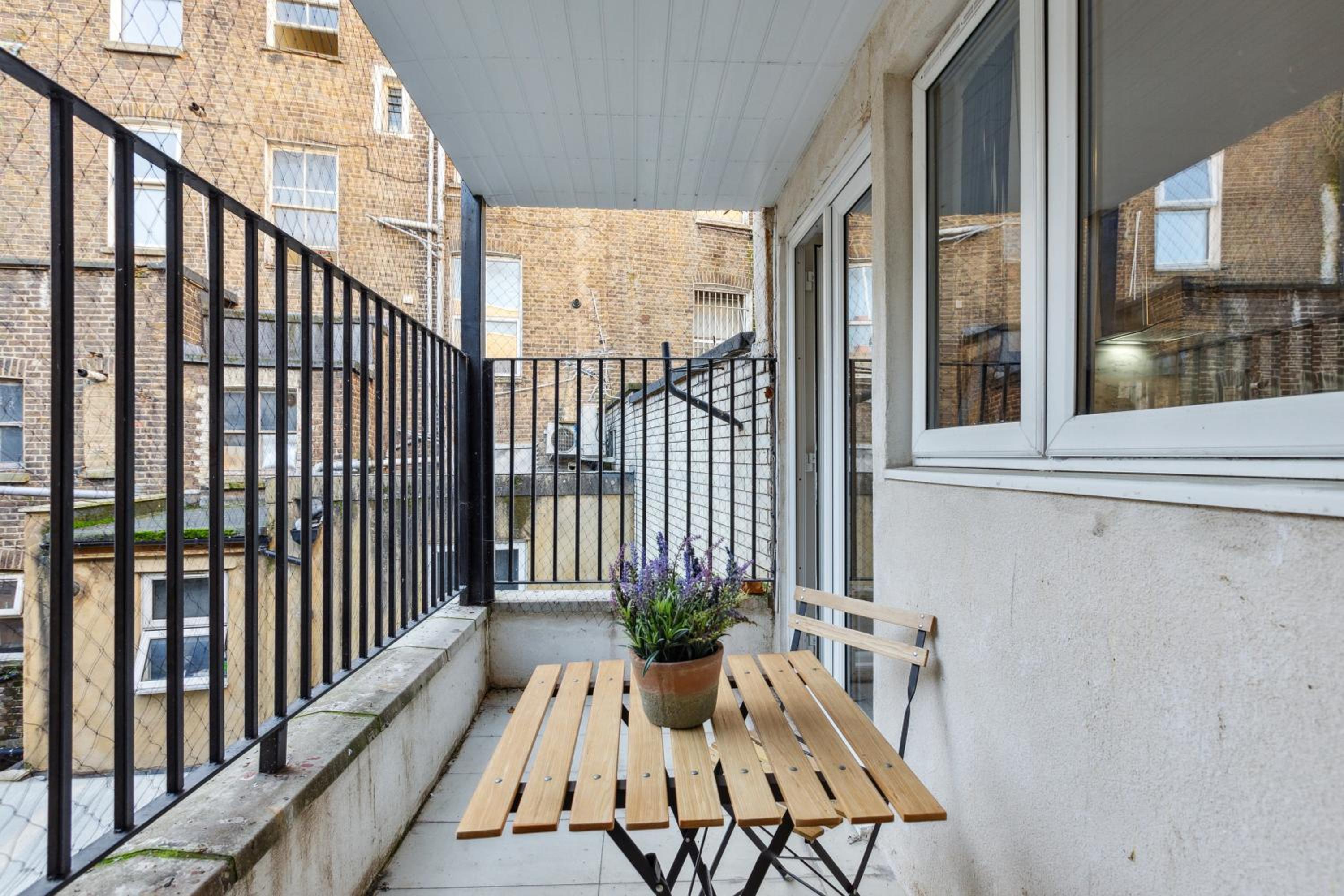 Sutherland Studio With Balcony photo 2