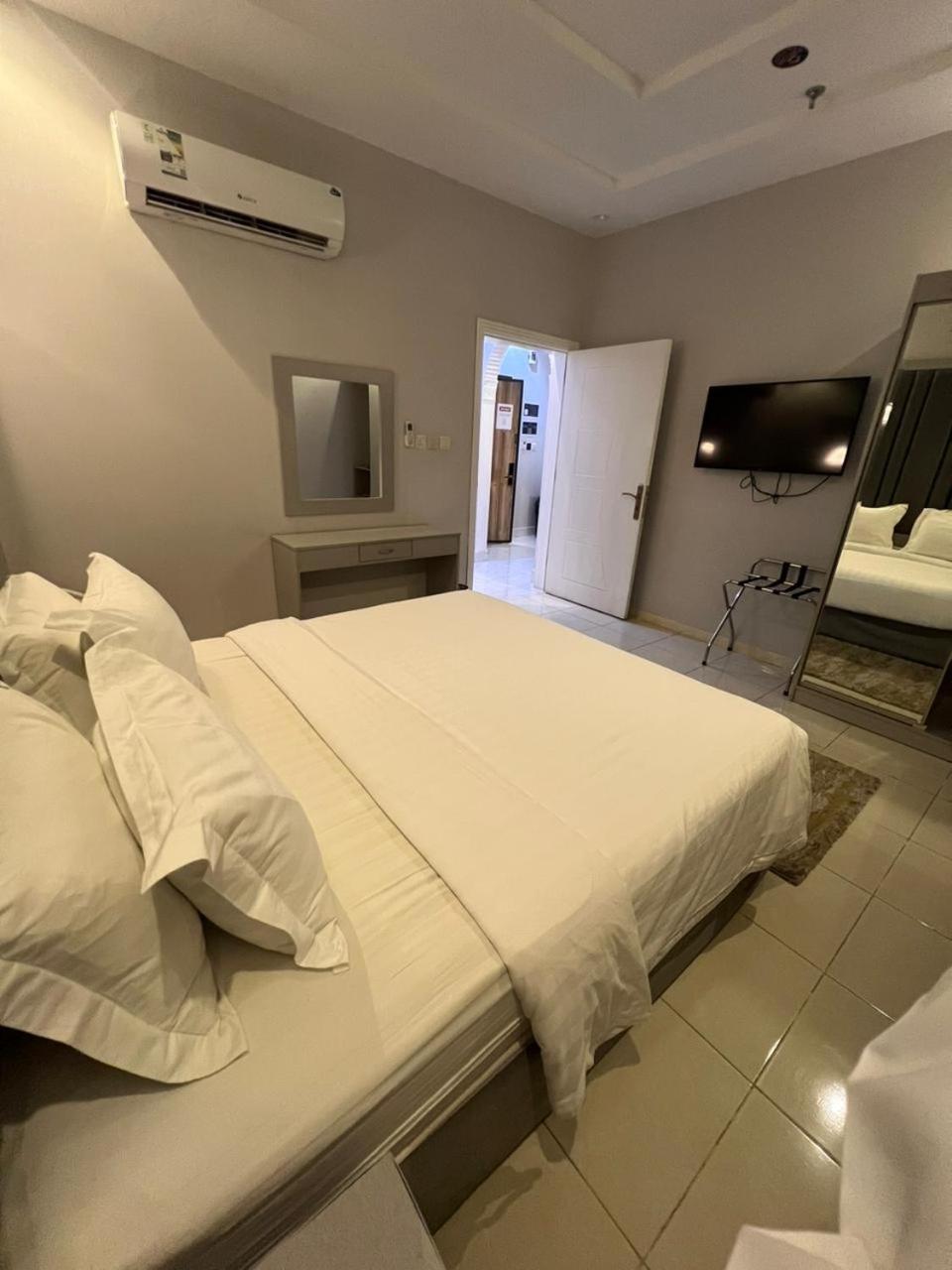 One-Bedroom Suite - Photo 3