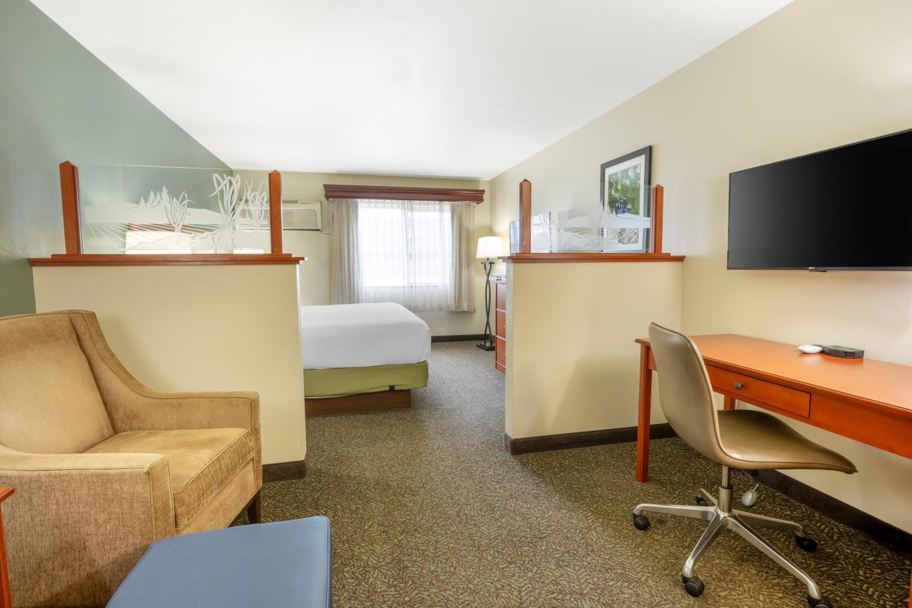King Room - Non-Smoking photo 2