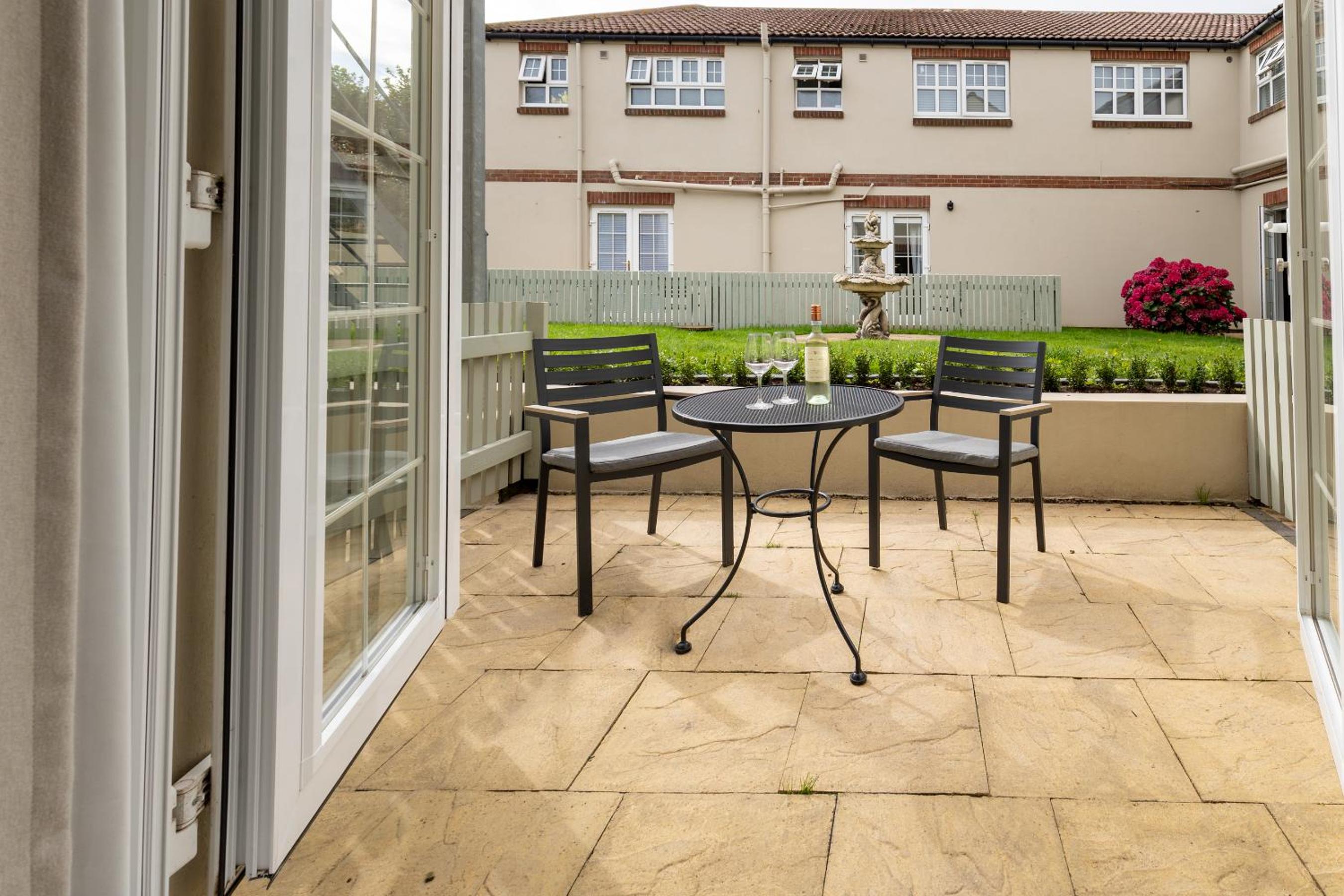 Superior King or Twin with Single Sofa and Terrace photo 3