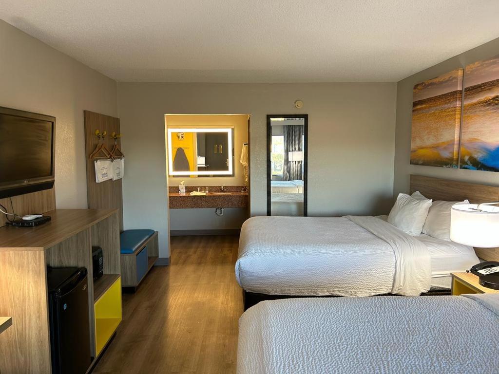 2 Queen Bed, Second Floor, Non-Smoking - Photo 3