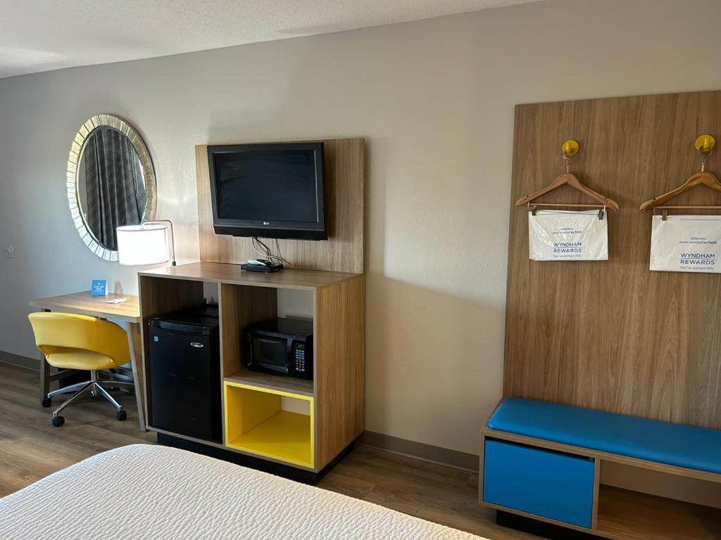 King Room - First Floor/Non-Smoking - Photo 3