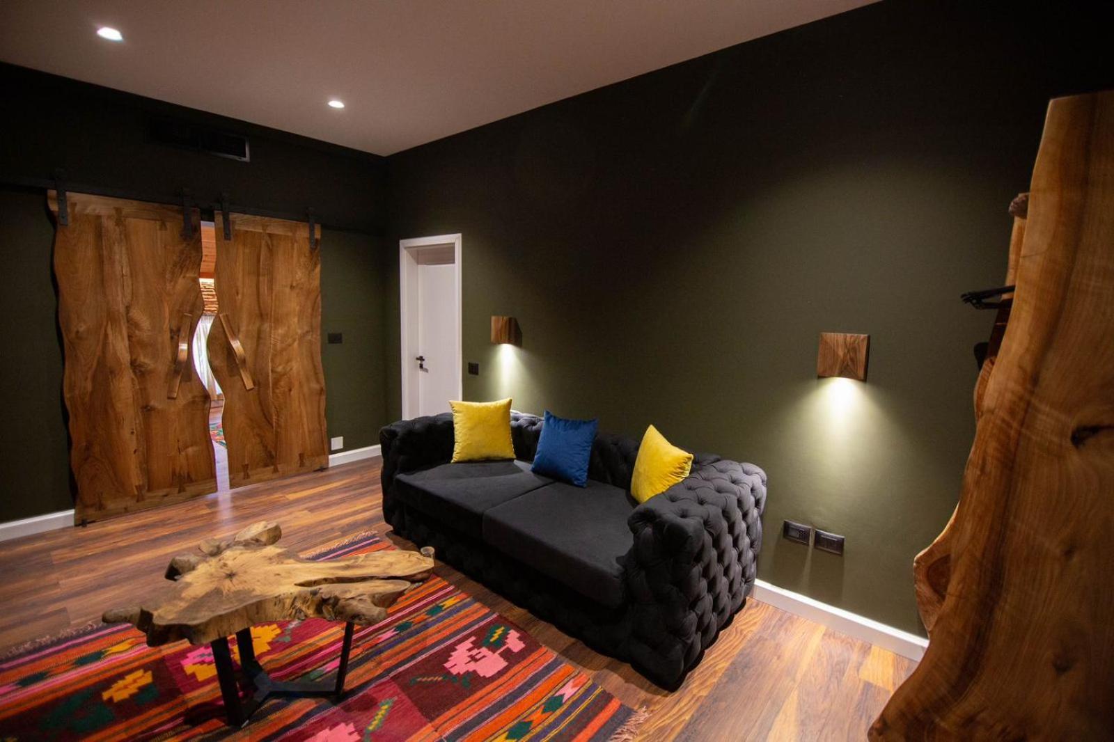 Family Room With Mountain View photo 2