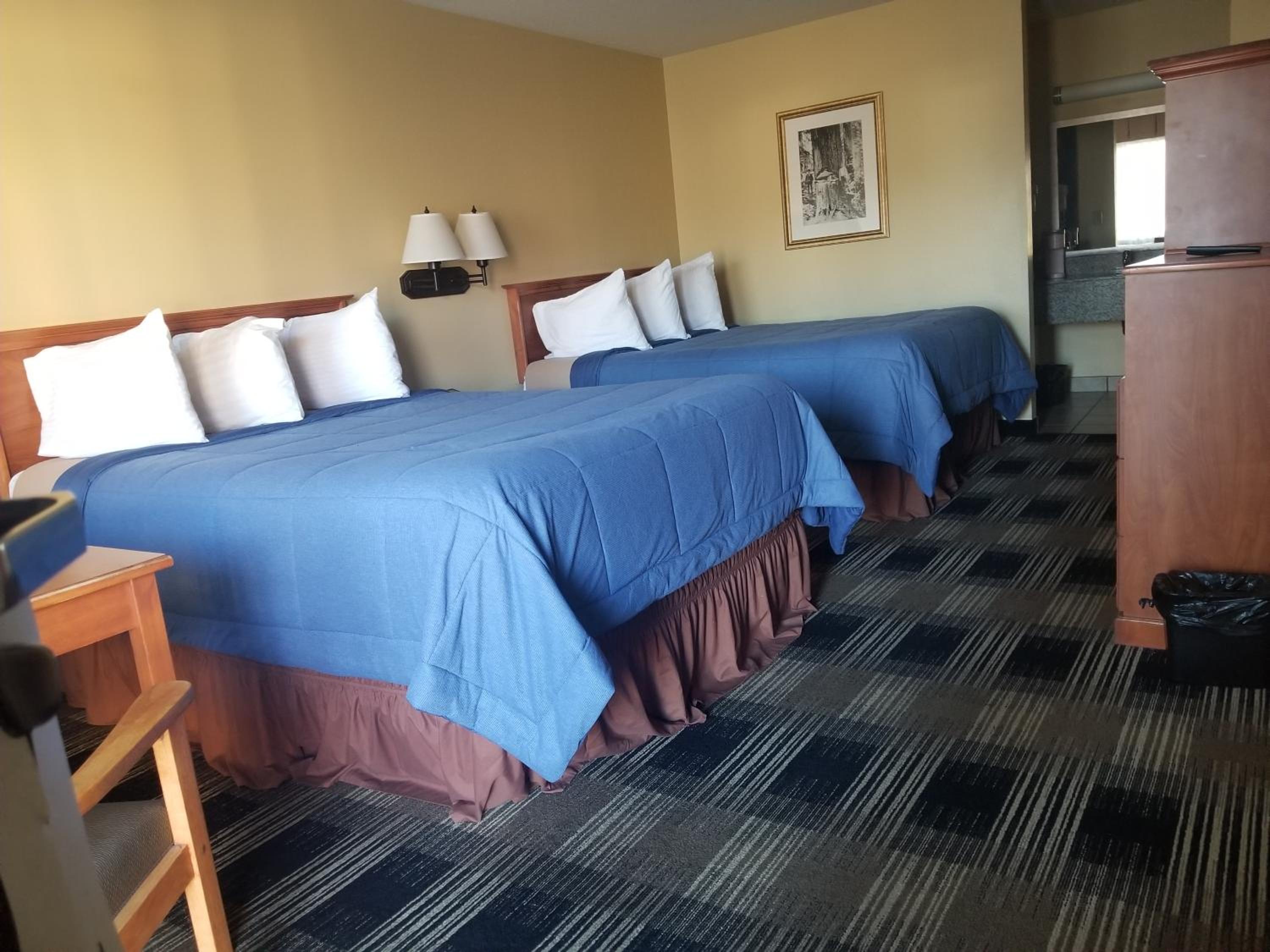 Queen Room with Two Queen Beds - Non-Smoking photo 1