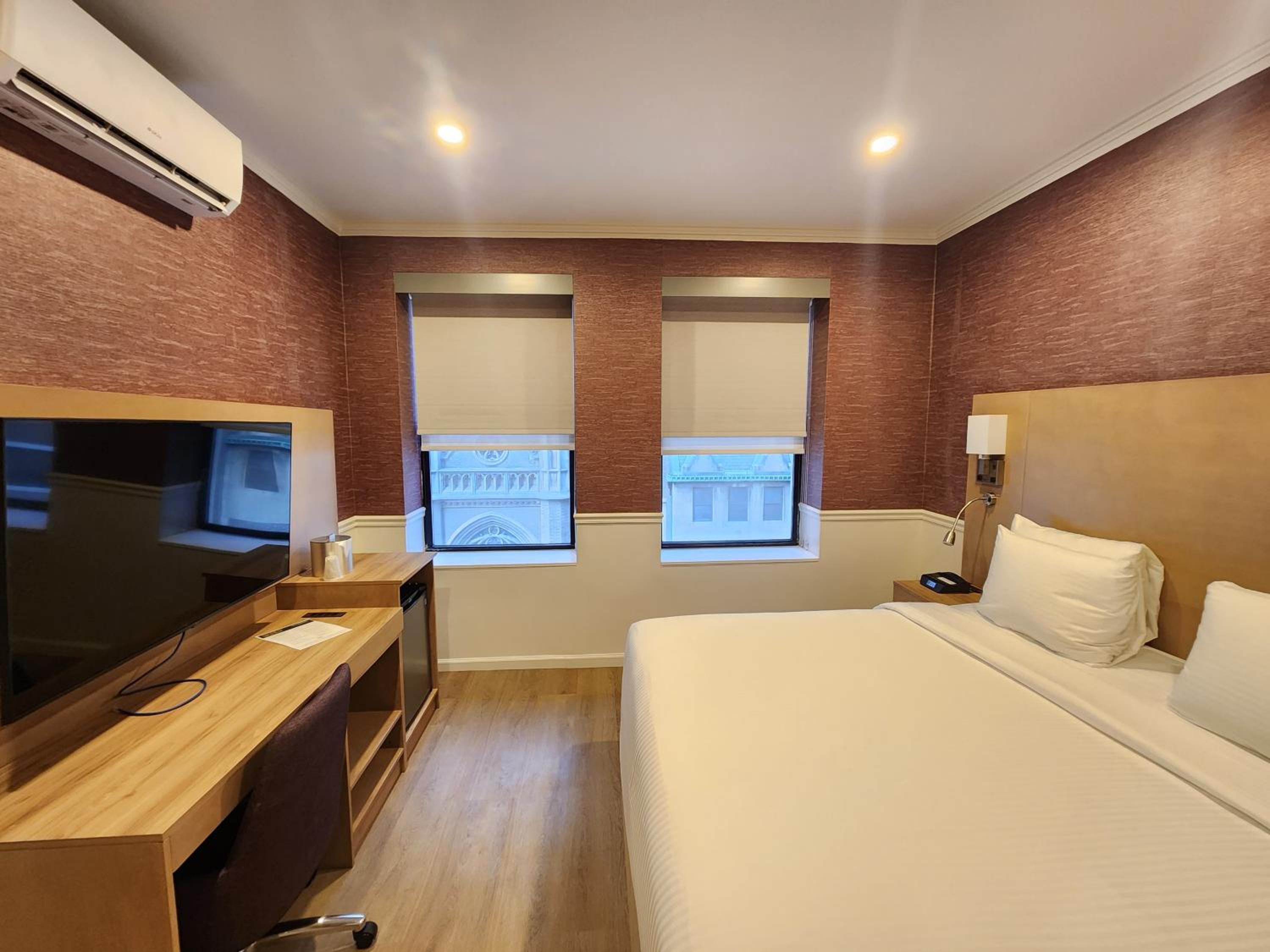 Deluxe King Room with City View