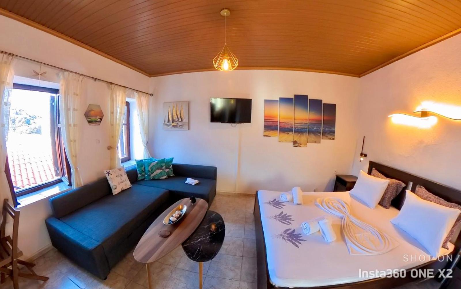 One-Bedroom Apartment photo 1