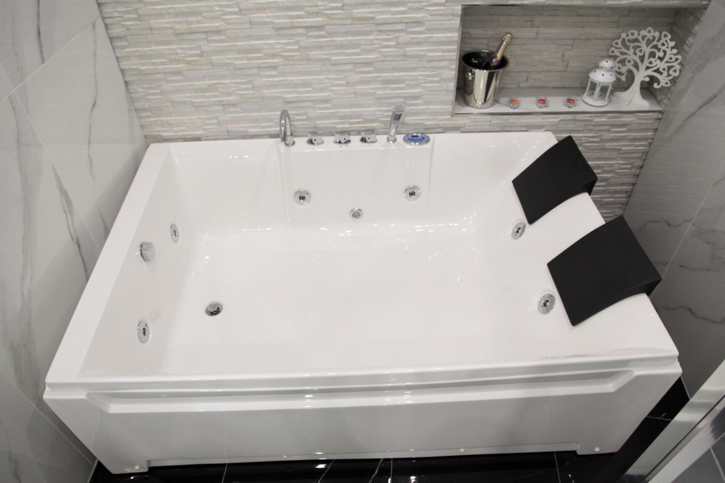 Suite with Hot Tub - Photo 3