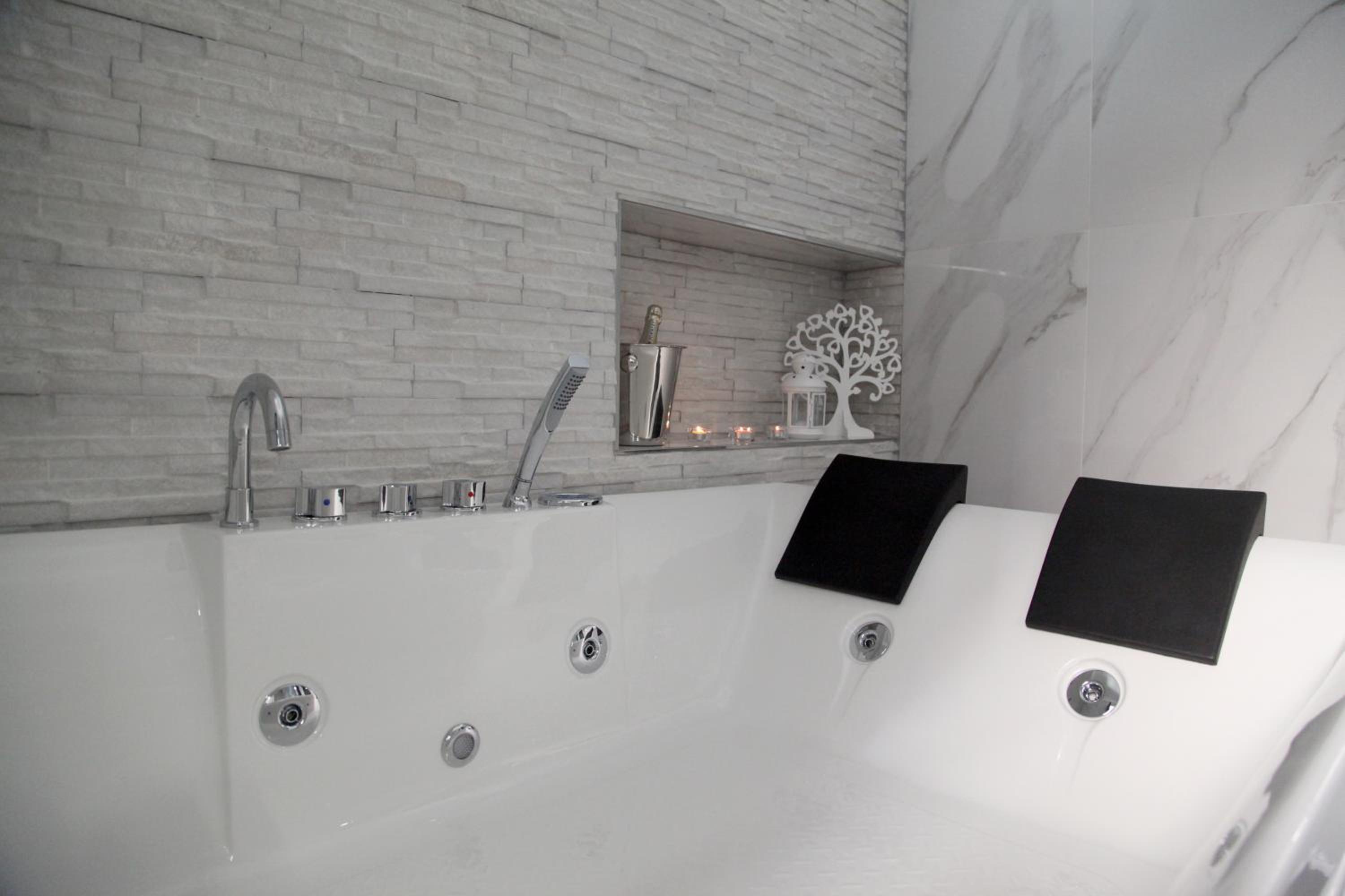 Suite with Hot Tub - Photo 2