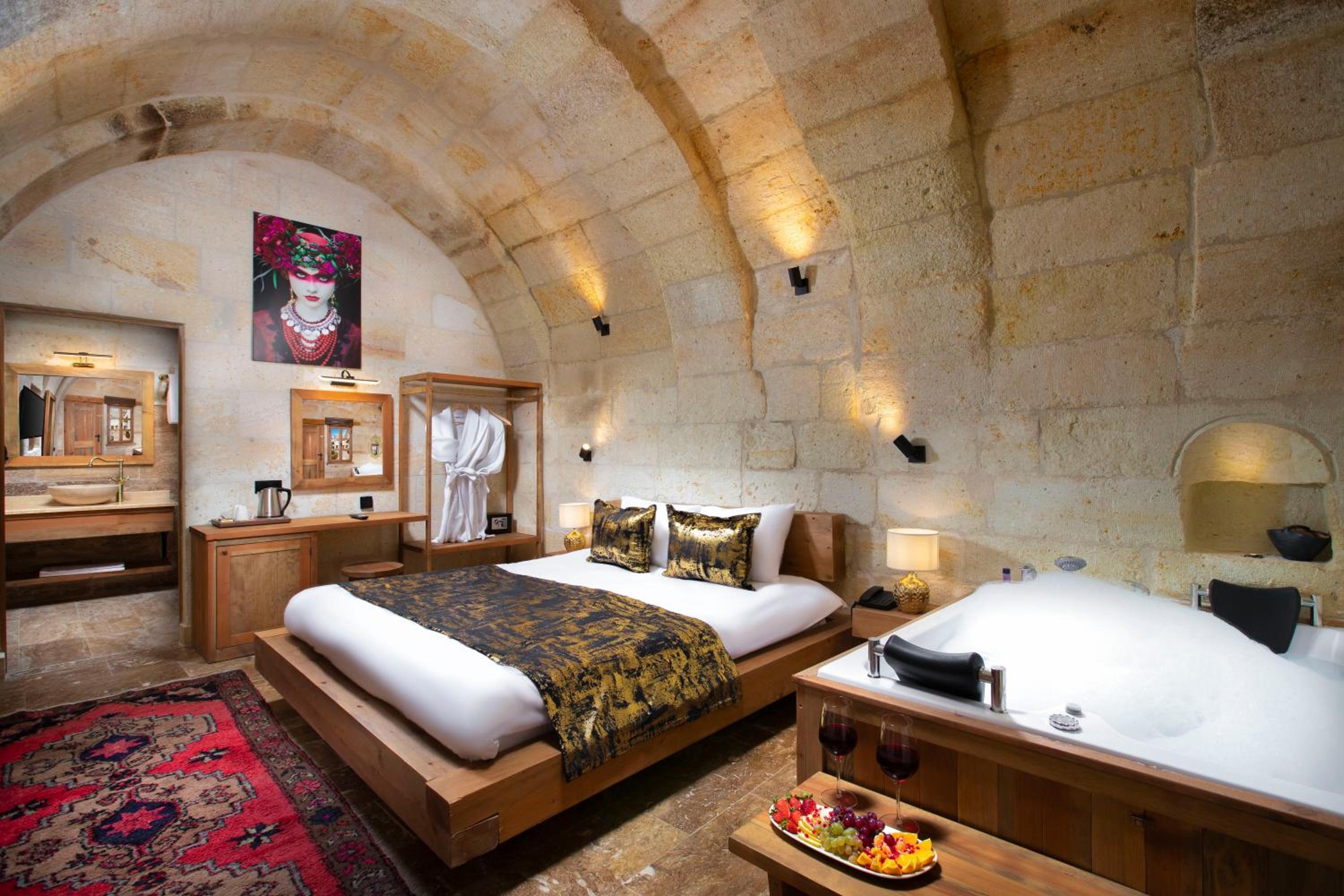 Queen Suite with Spa Bath