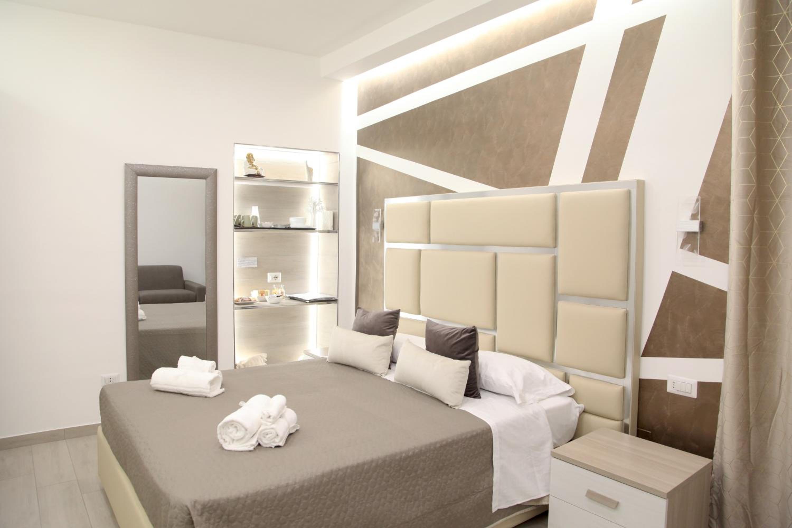 Deluxe Junior Suite - Photo 10