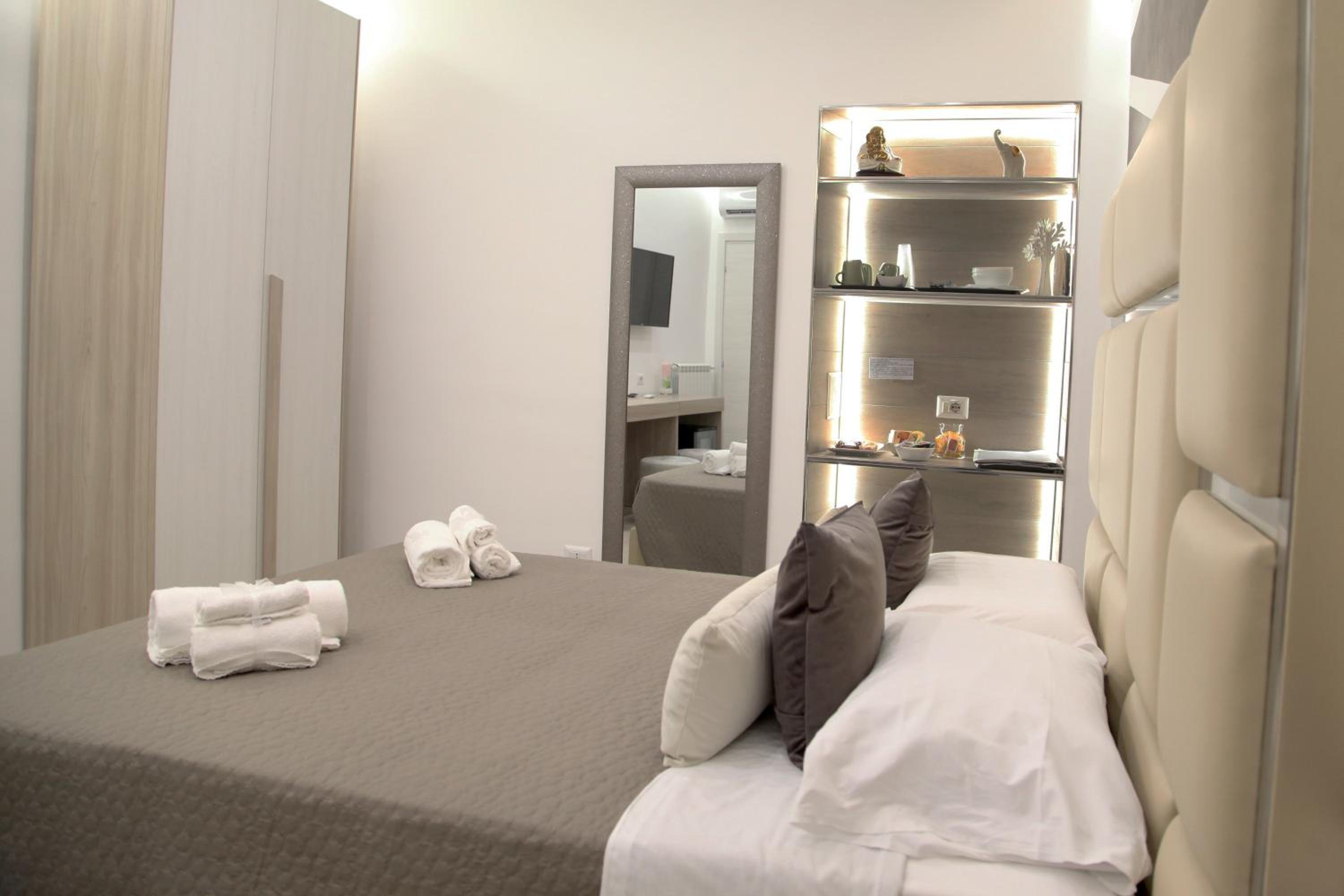 Deluxe Junior Suite - Photo 9