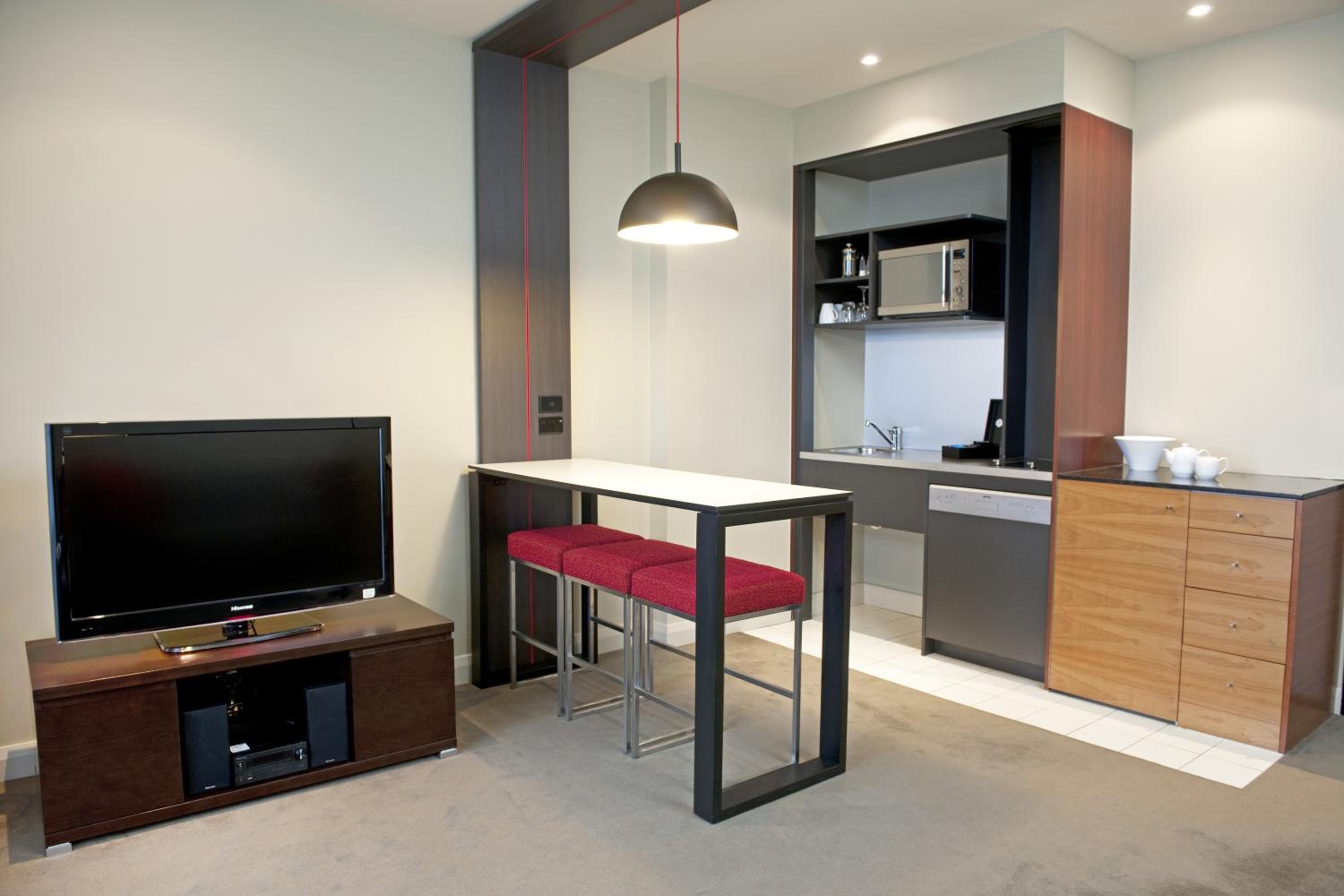 One-Bedroom Suite - Photo 6