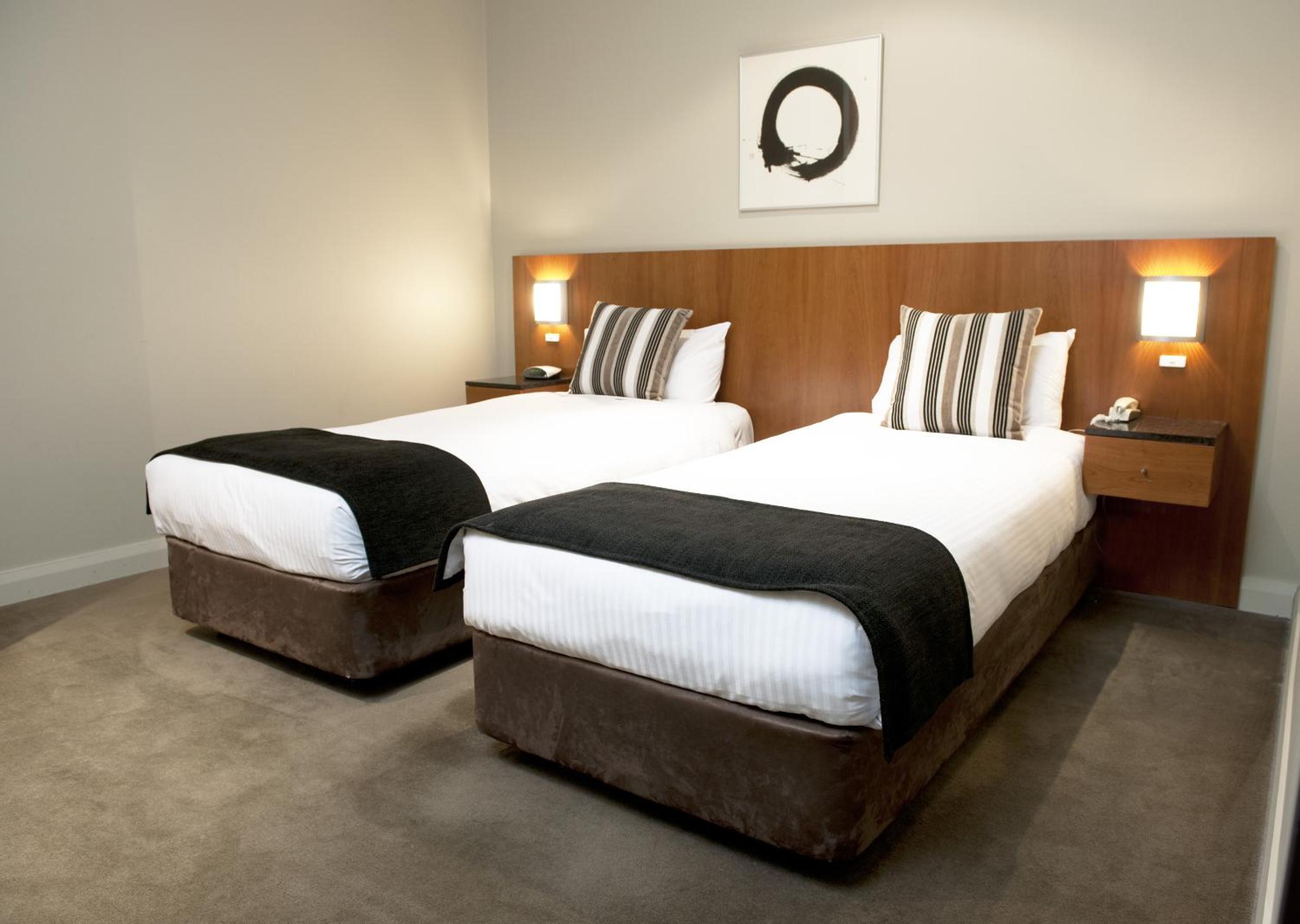 Two-Bedroom Apartment with One Queen Bed and Two Single Beds - Photo 3