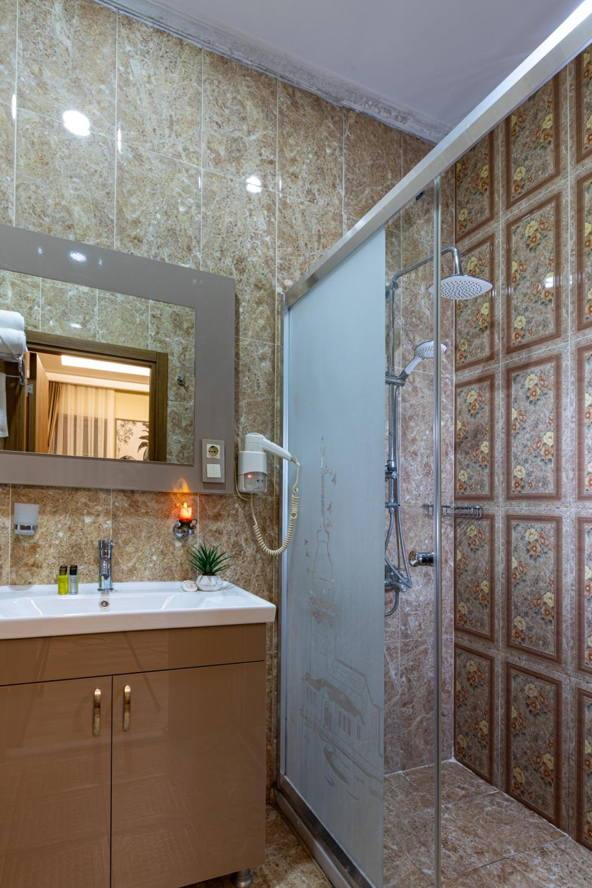 Deluxe King Suite photo 3