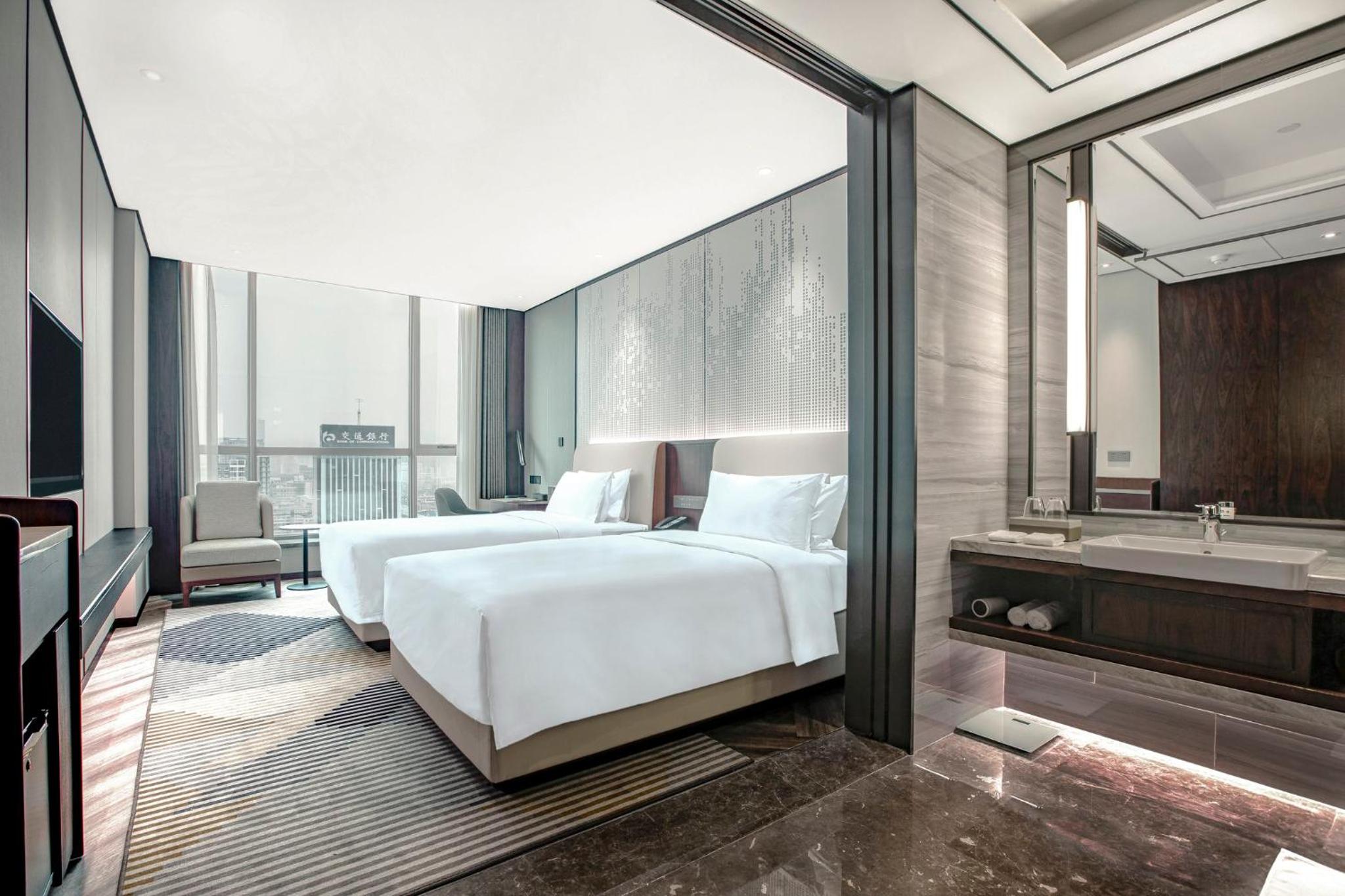 Premium Twin Room with City View - Photo 4