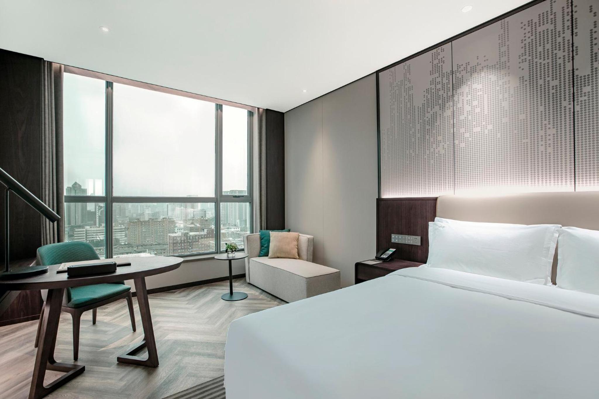 Premium King Room with City View - Photo 4