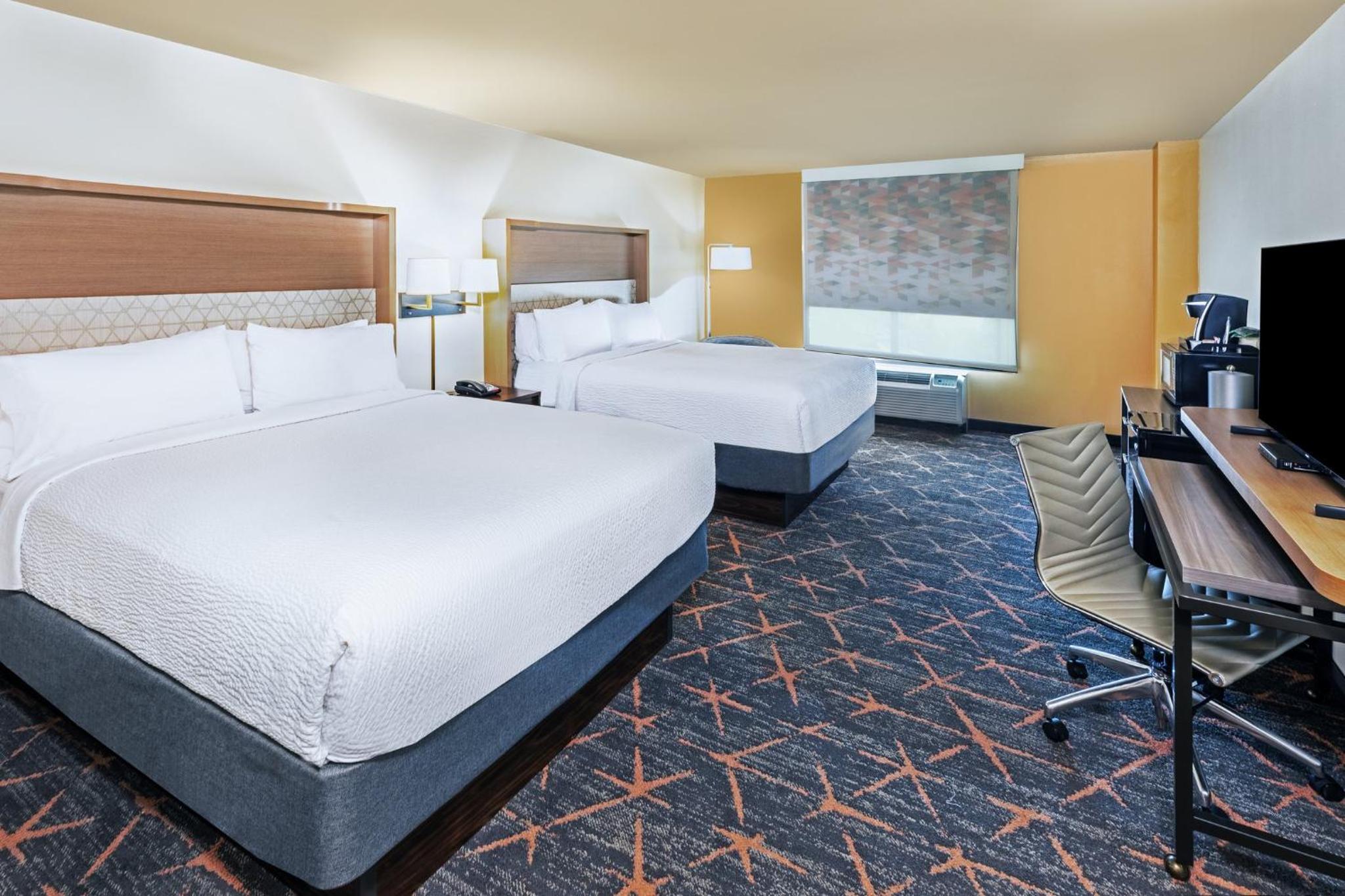 Standard Room with Two Queen Beds - Photo 9