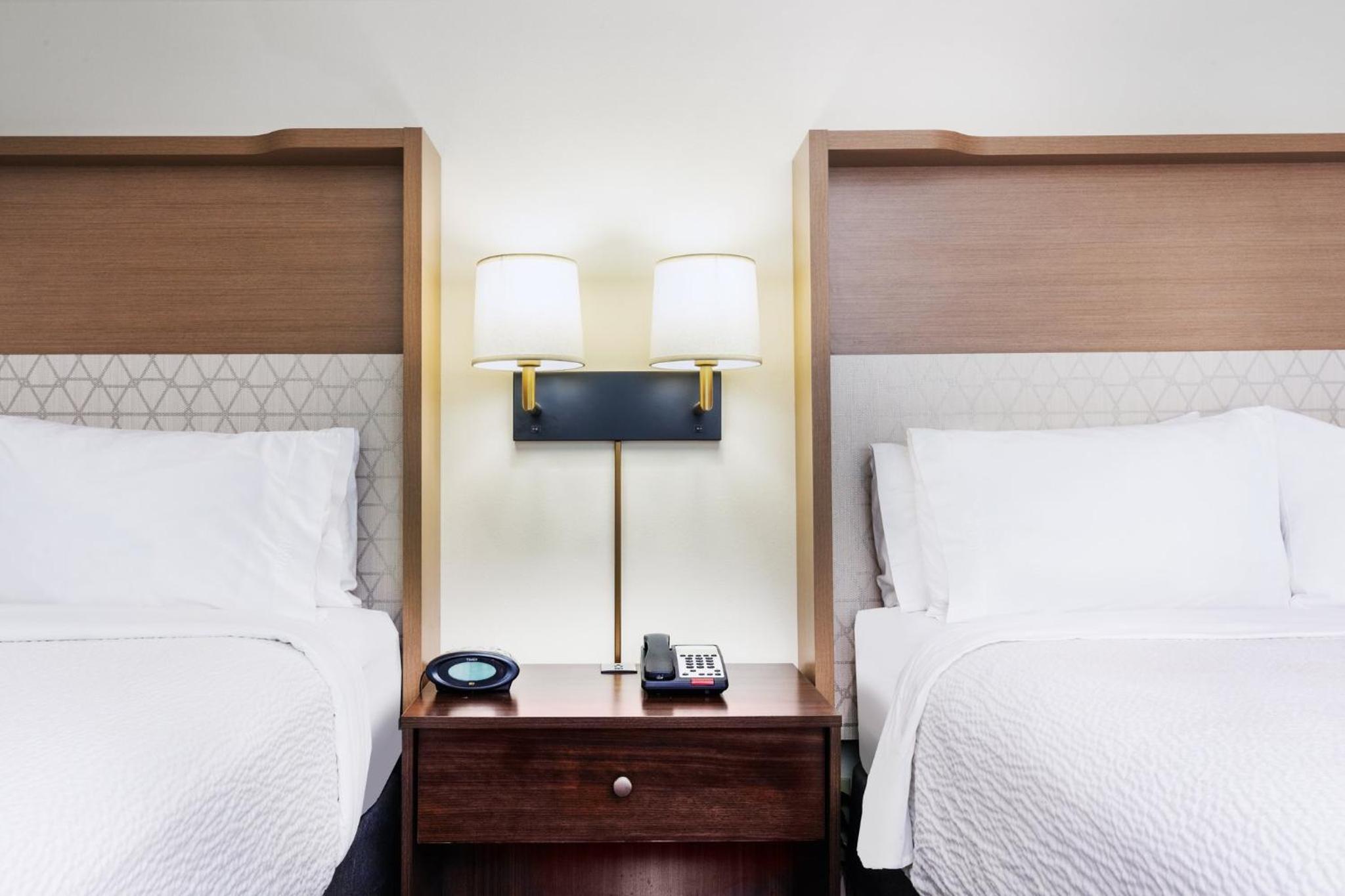 Standard Room with Two Queen Beds - Photo 6