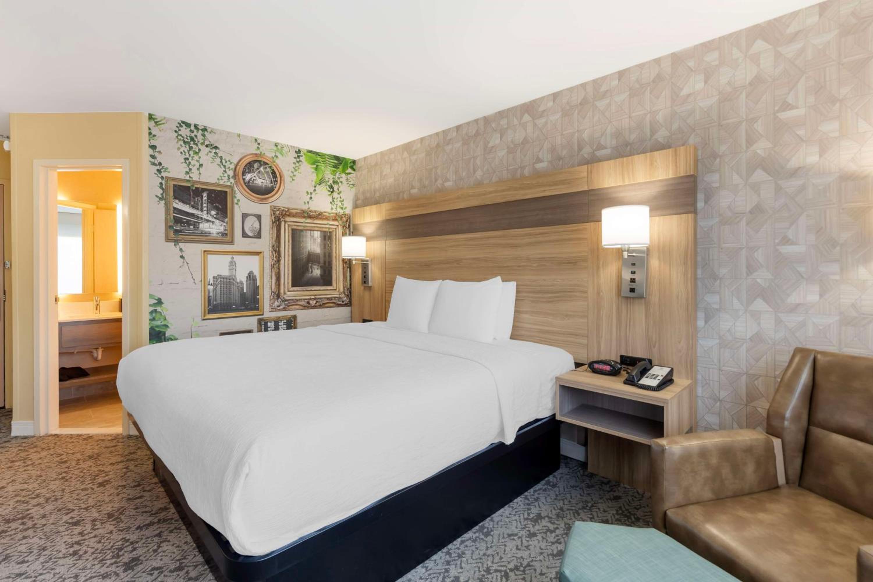 King Room - Non-Smoking - Photo 1