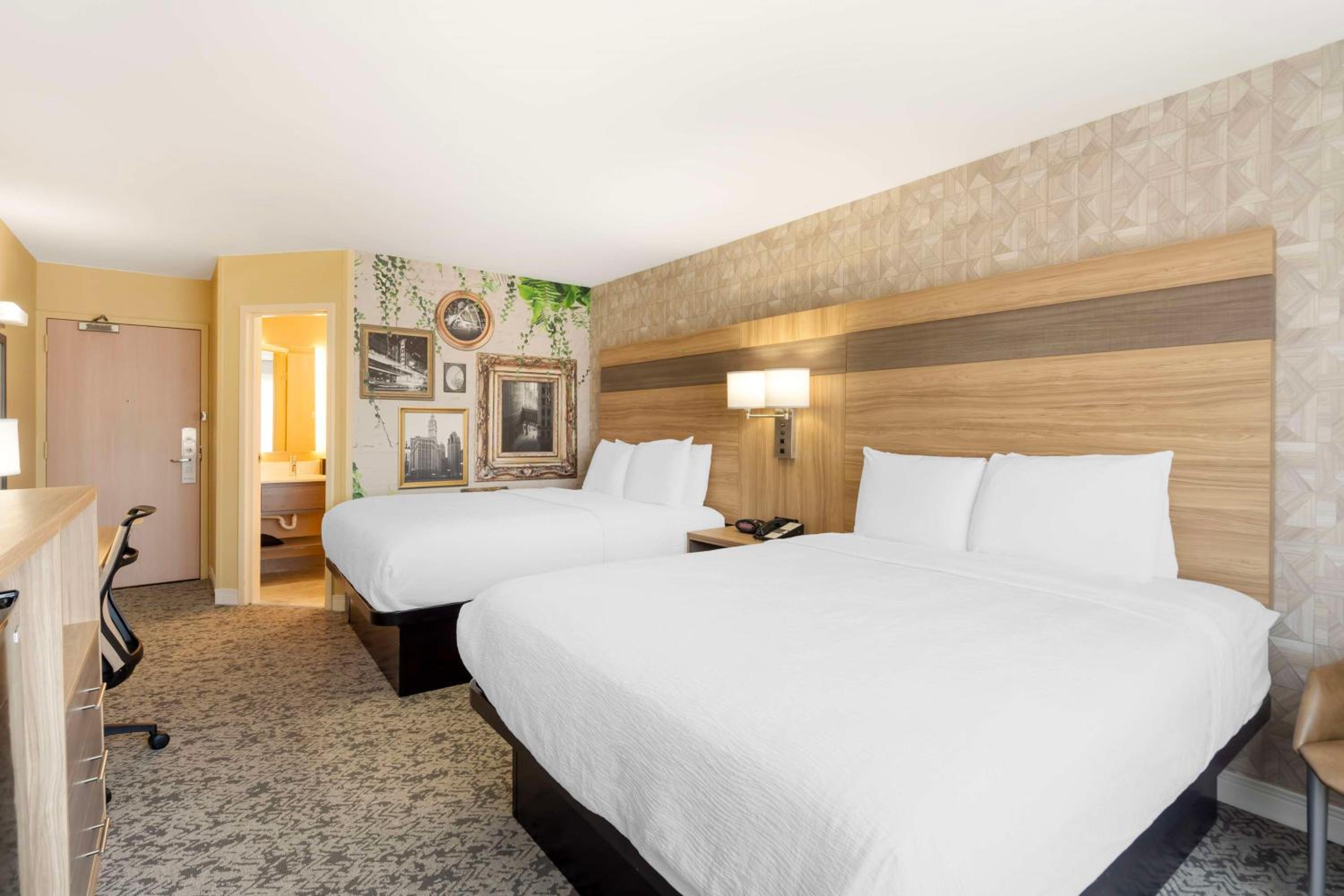 Queen Room with Two Queen Beds - Non-Smoking - Photo 1