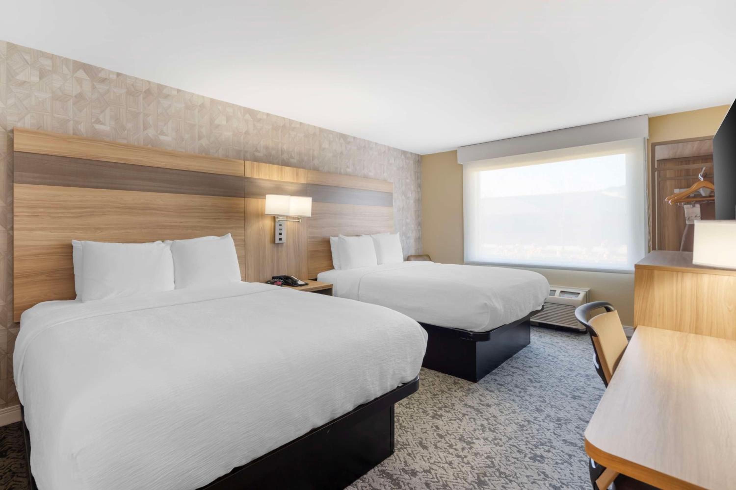 Queen Room with Two Queen Beds - Non-Smoking - Photo 2